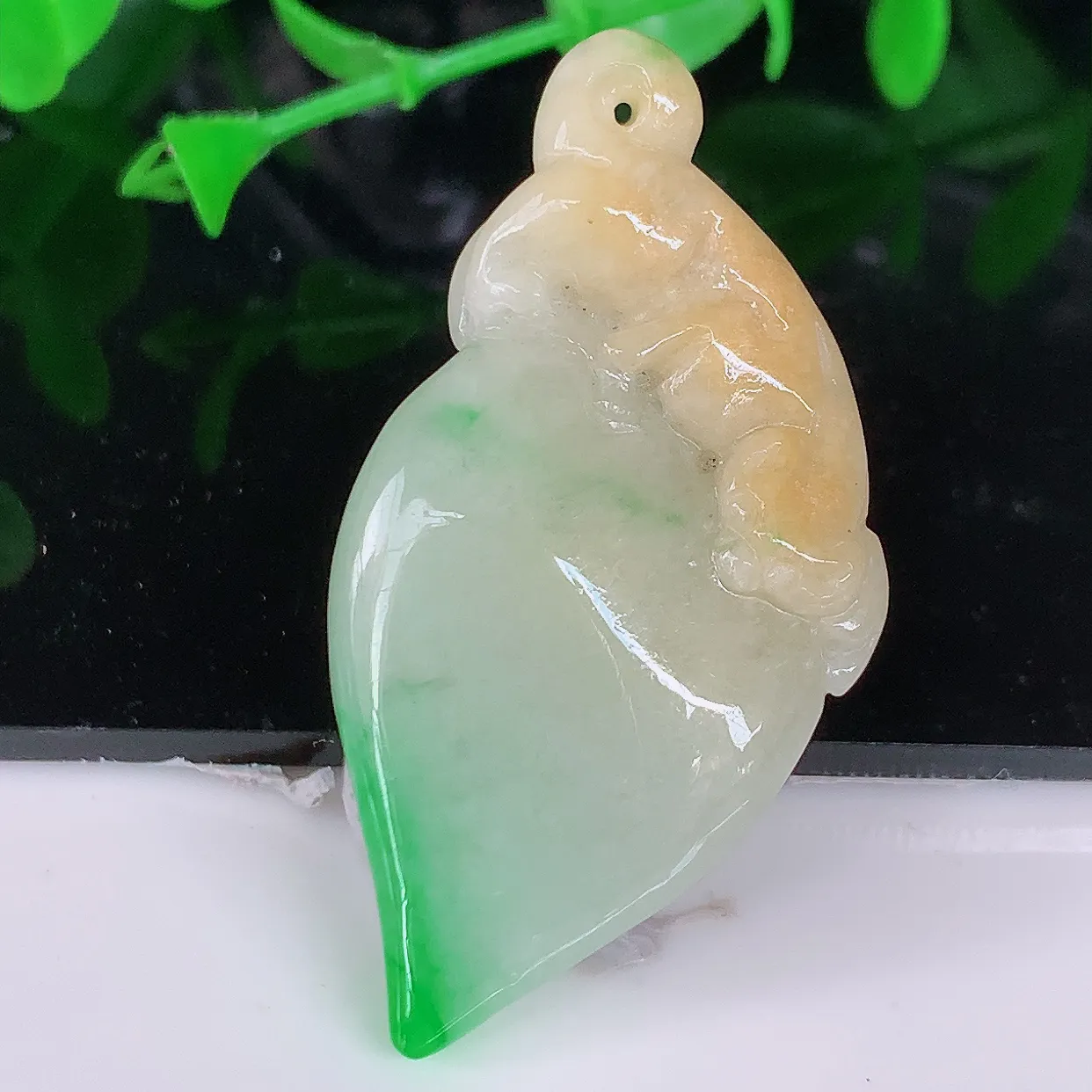 自然光实拍，冰润黄加绿翡翠福瓜吊坠，种老水足，雕工精湛 ，寓意美好，佩戴时尚出众！#05.23