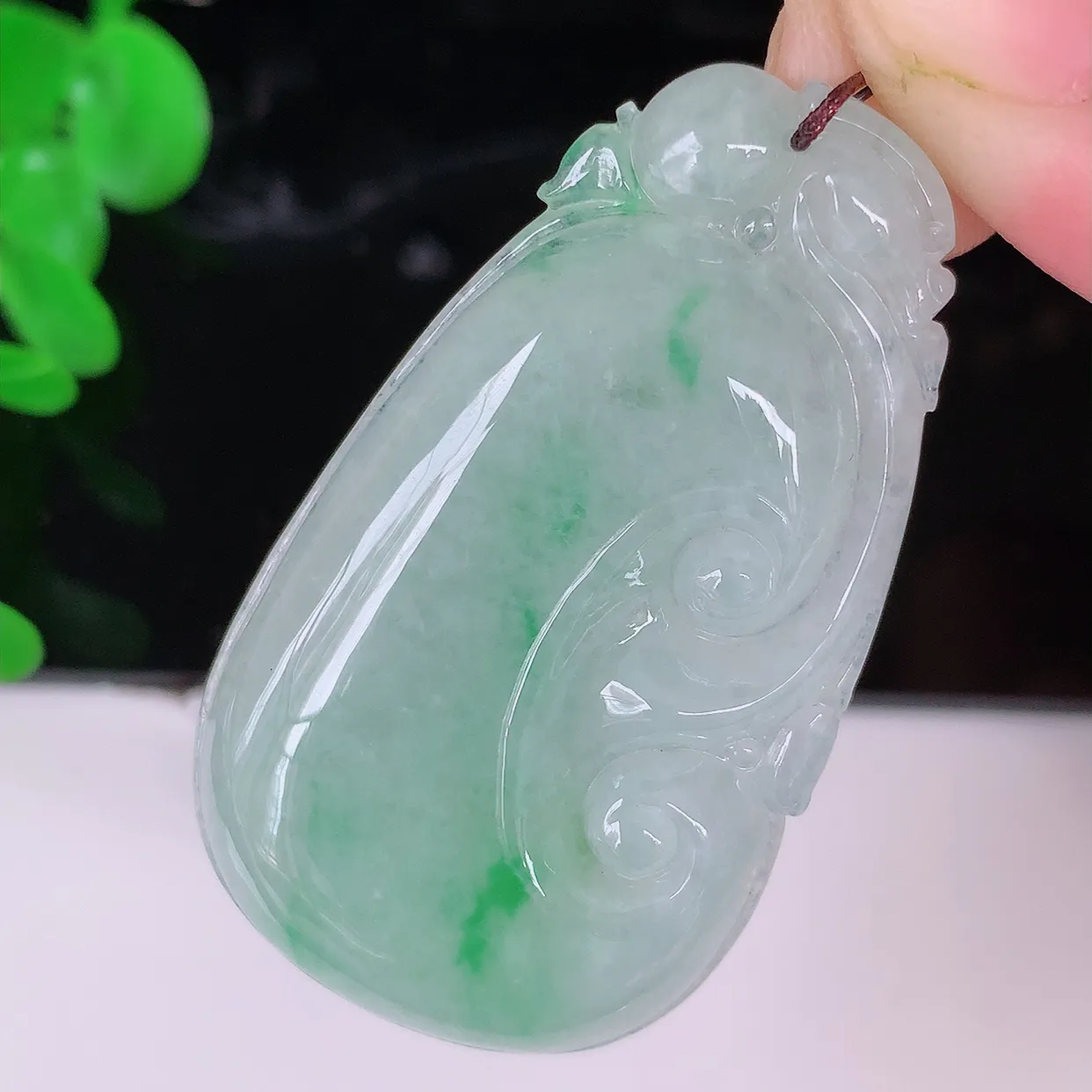 自然光实拍，冰飘绿翡翠如意吊坠，冰透，翠色灵动，饱满，万事如意，如意一生，配戴精美！#41.23