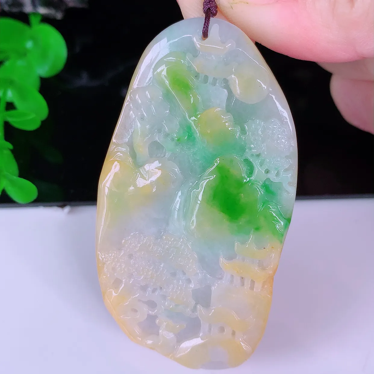自然光实拍，冰润黄加绿翡翠山水牌吊坠，翡翠山水，立体生动形象，山水素材布局合理，意境感佳，佩戴上身效果更高贵 #41.23