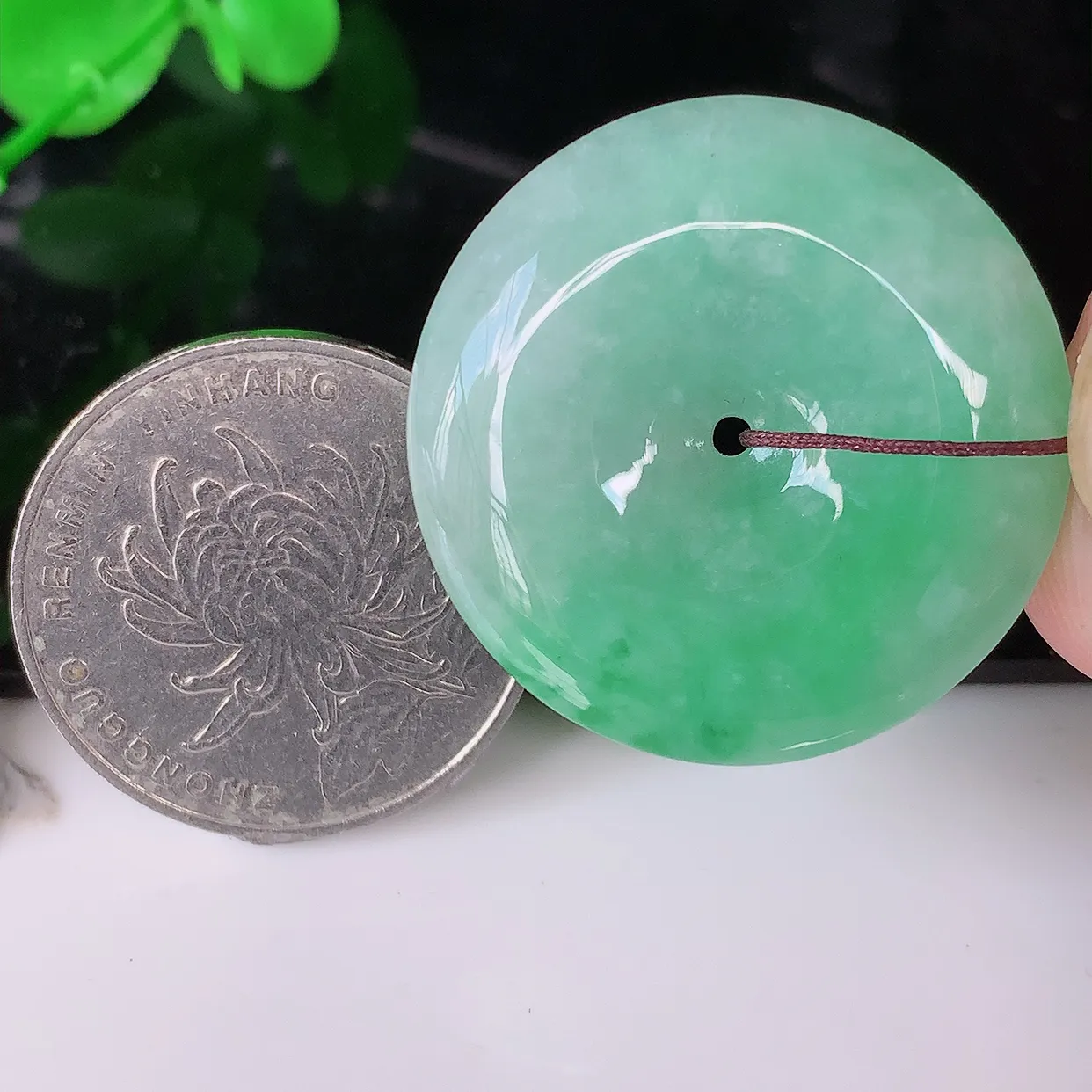 自然光实拍，冰润飘绿翡翠平安扣吊坠，冰透，灵动飘逸，寓意平平安安，平安扣佩戴端庄漂亮！#57.23