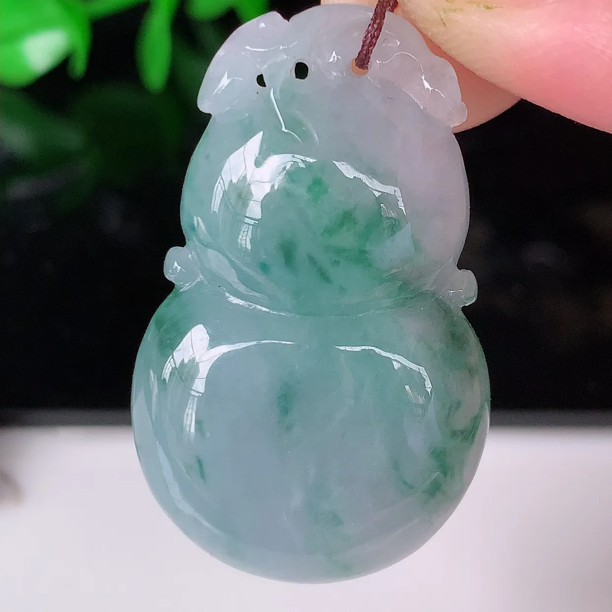 自然光实拍，冰润飘花翡翠葫芦吊坠，葫芦寓意福禄双全，财源滚滚，饱满，清新脱俗，佩戴效果优雅迷人！#57.23