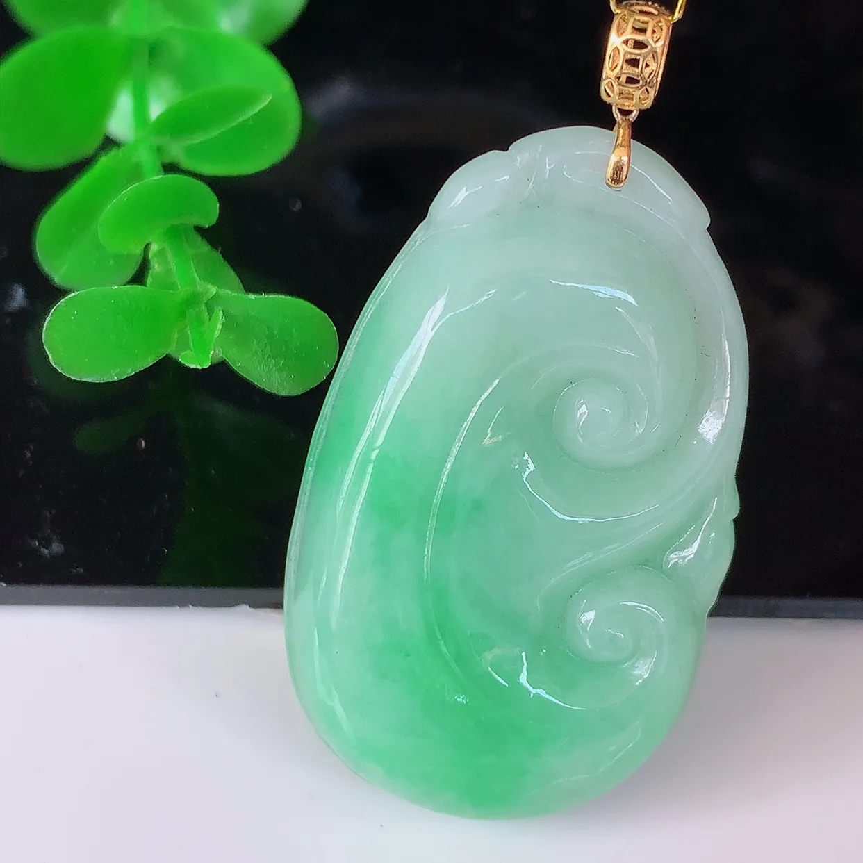 18k金镶嵌冰润飘绿翡翠如意吊坠，款式新颖时尚，日常百搭的款。清秀高雅，佩戴优雅高贵！#35.23