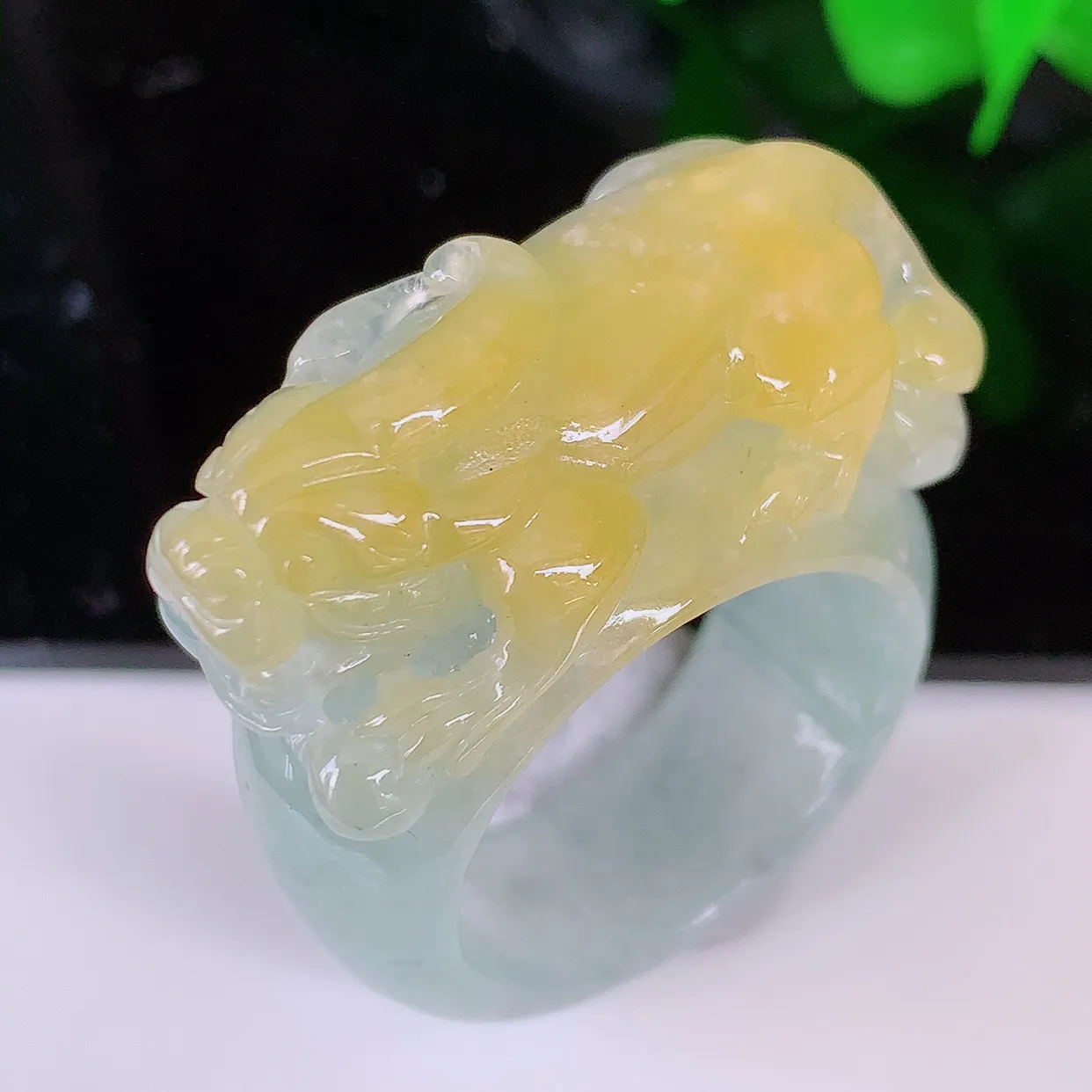 自然光实拍，貔貅扳指，20mm内径黄翡双彩翡翠指环，玉戒指，玉质莹润，好精美好冰润的指环，23圈口，上手纤巧！#1.23尺寸20-13*10