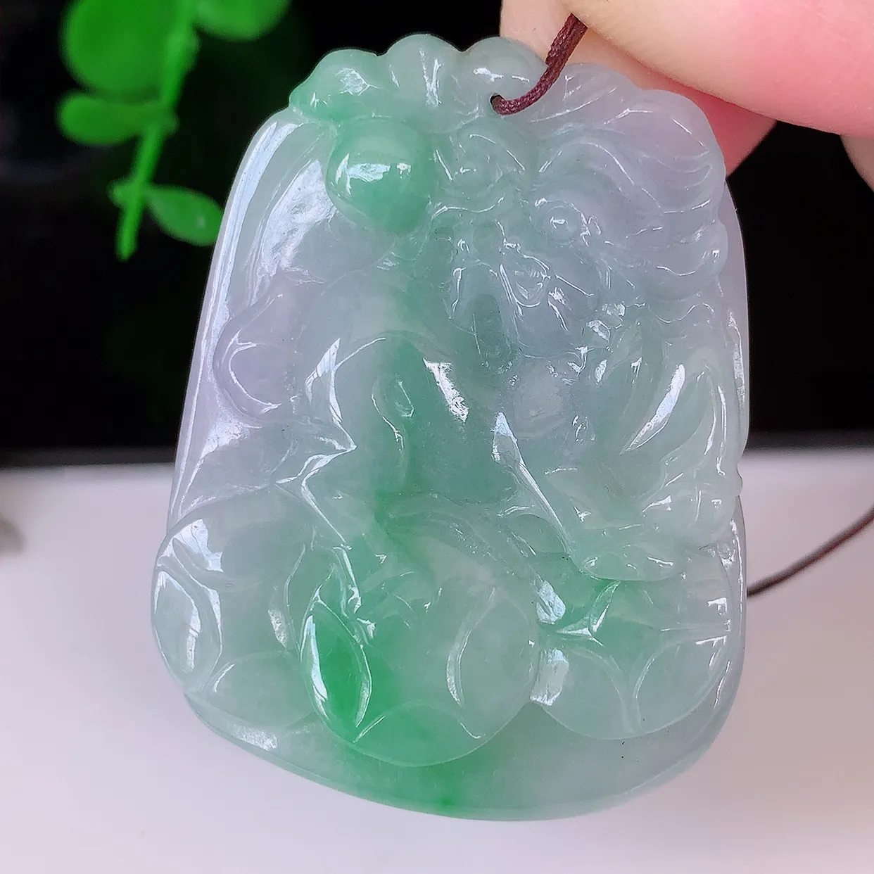 自然光实拍，冰润飘绿翡翠招财麒麟吊坠，种老水足，雕工精湛 ，寓意美好，佩戴时尚出众！#57.23