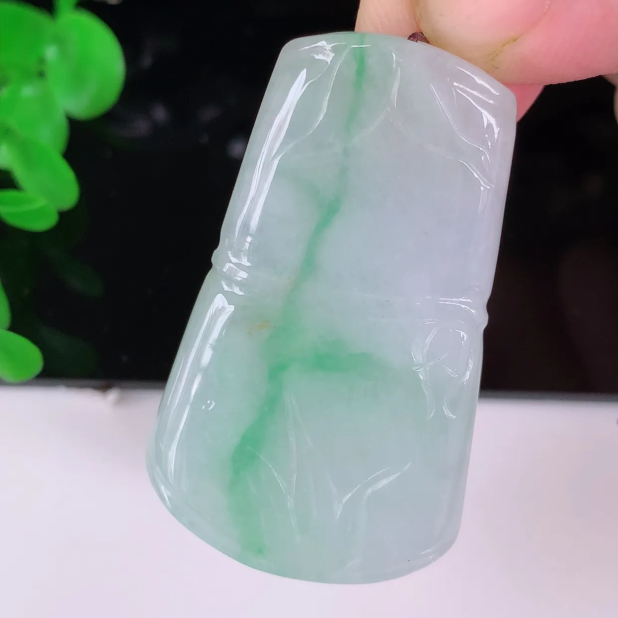 自然光实拍，冰飘绿翡翠节节高竹节玉坠，款式时尚大方，竹节寓意好，佩戴事业，学业节节高升！#41.23