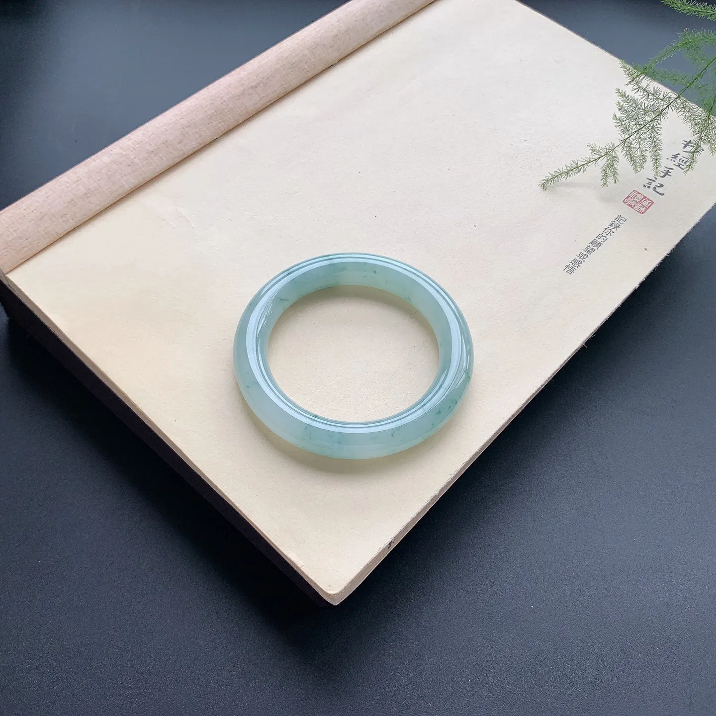 55圈口飘花圆条手镯 尺寸：55-11.8-11，无纹裂，花色飘逸，水润细腻