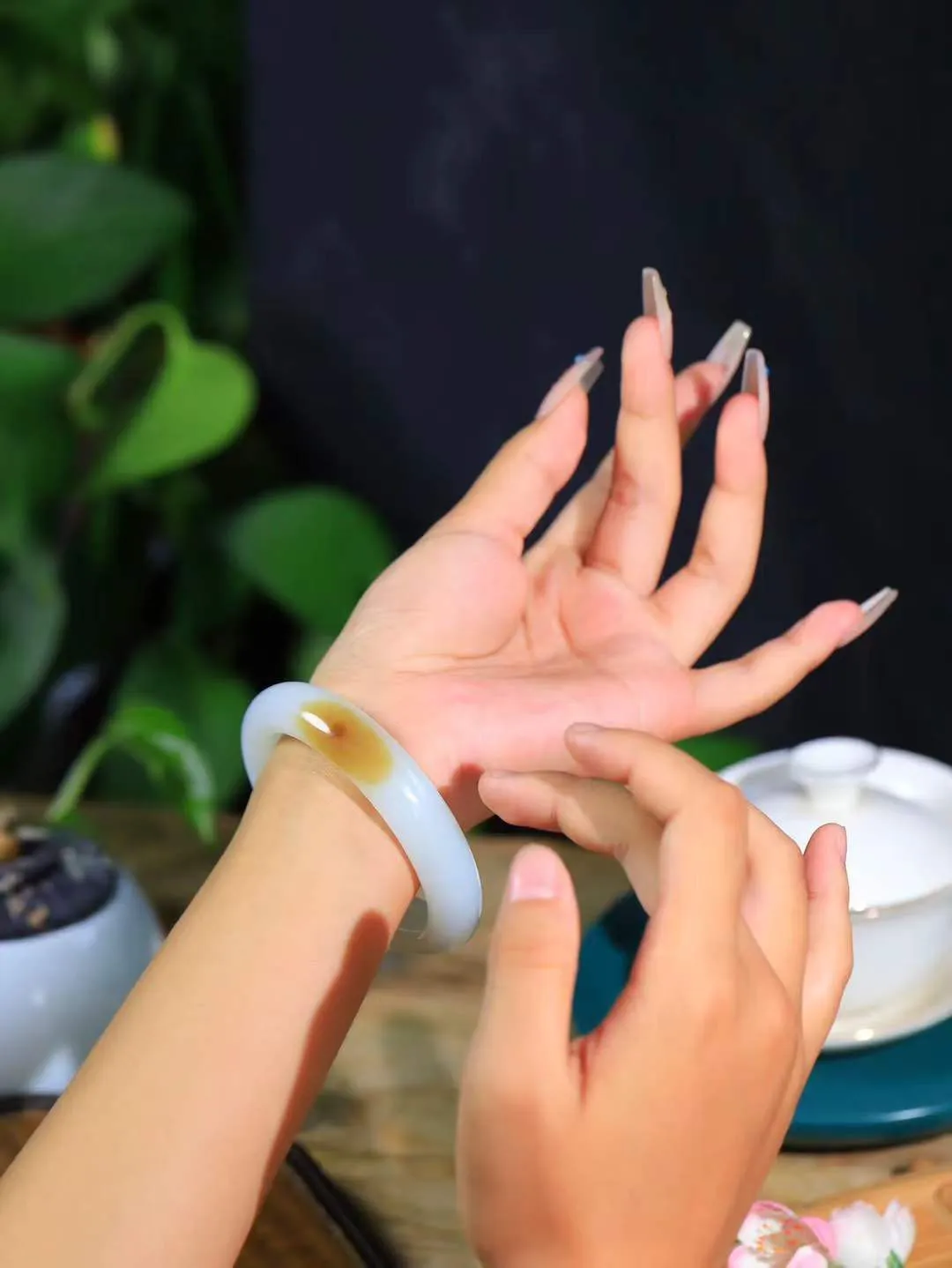 （柔情似水.手镯）

收藏级臻品️和田玉糖白玉手镯，玉质温润细腻，镯型饱满圆润，优雅知性，姽婳于幽