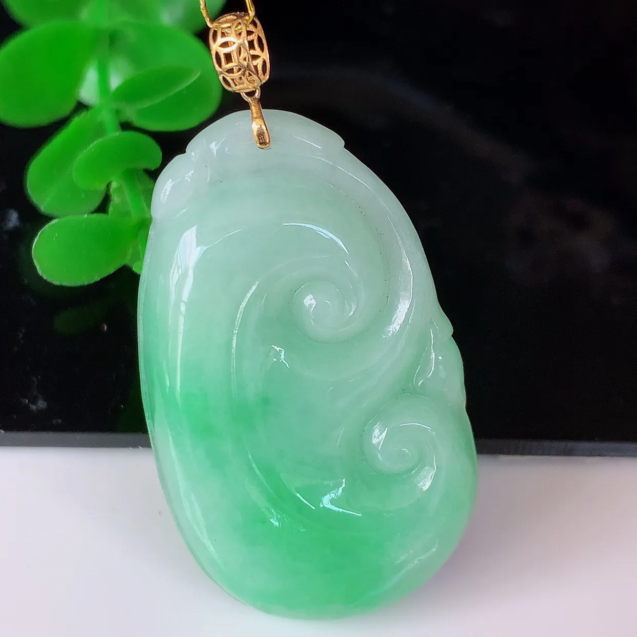 18k金镶嵌冰润飘绿翡翠如意吊坠，款式新颖时尚，日常百搭的款。清秀高雅，佩戴优雅高贵！#35.23