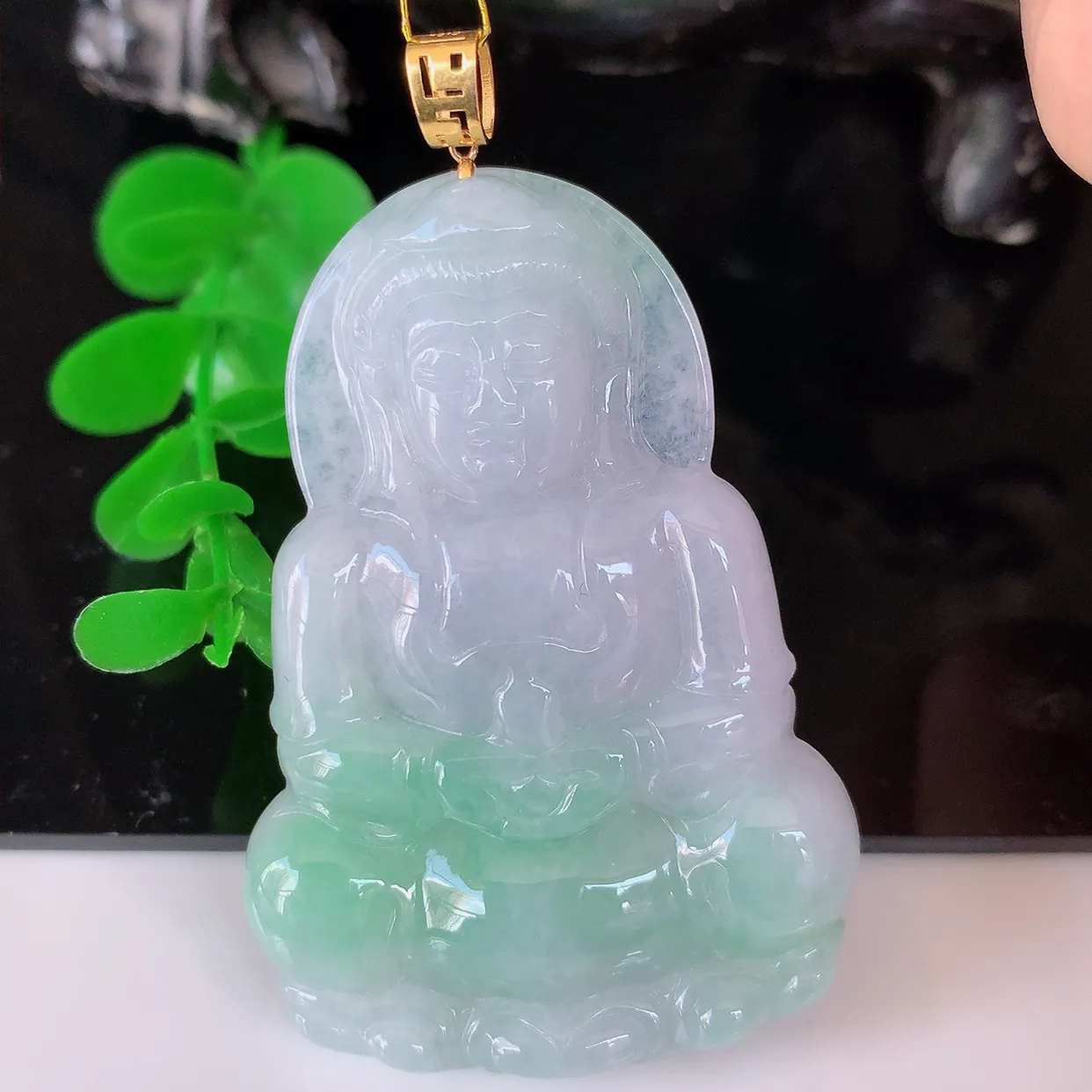 18K金镶嵌冰润飘绿翡翠观音菩萨吊坠，赐福翡翠观音，观音面相端庄，品相佳，佩戴气质！#35.23整体