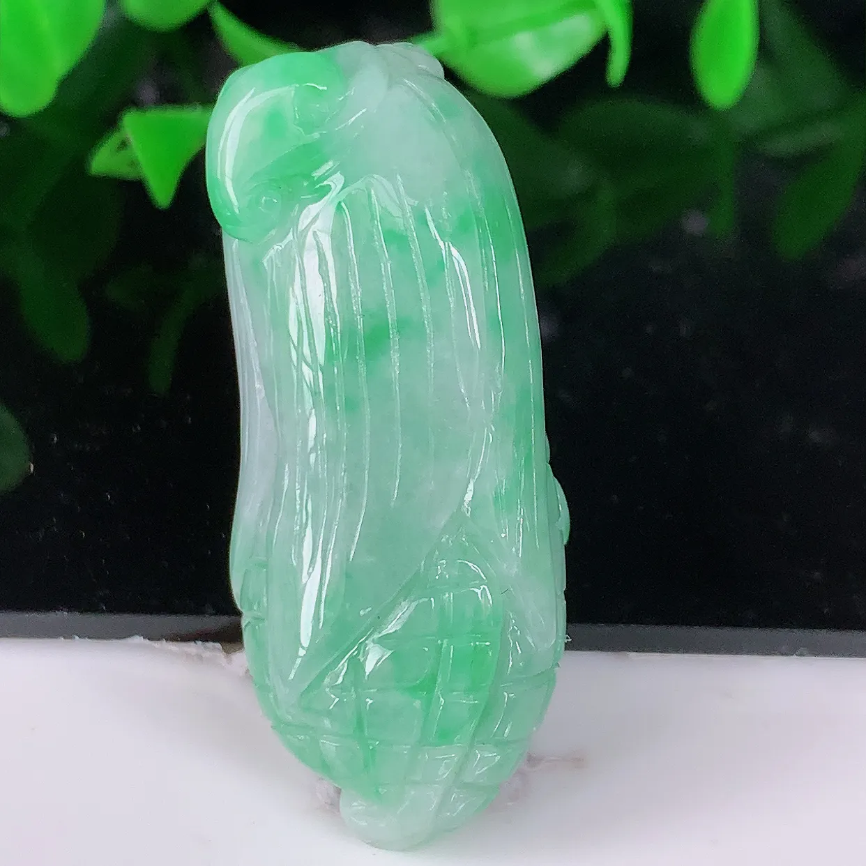 自然光实拍，冰润飘绿翡翠多子多福玉米吊坠，种老水足，雕工精湛 ，寓意美好，佩戴时尚出众！#05.23