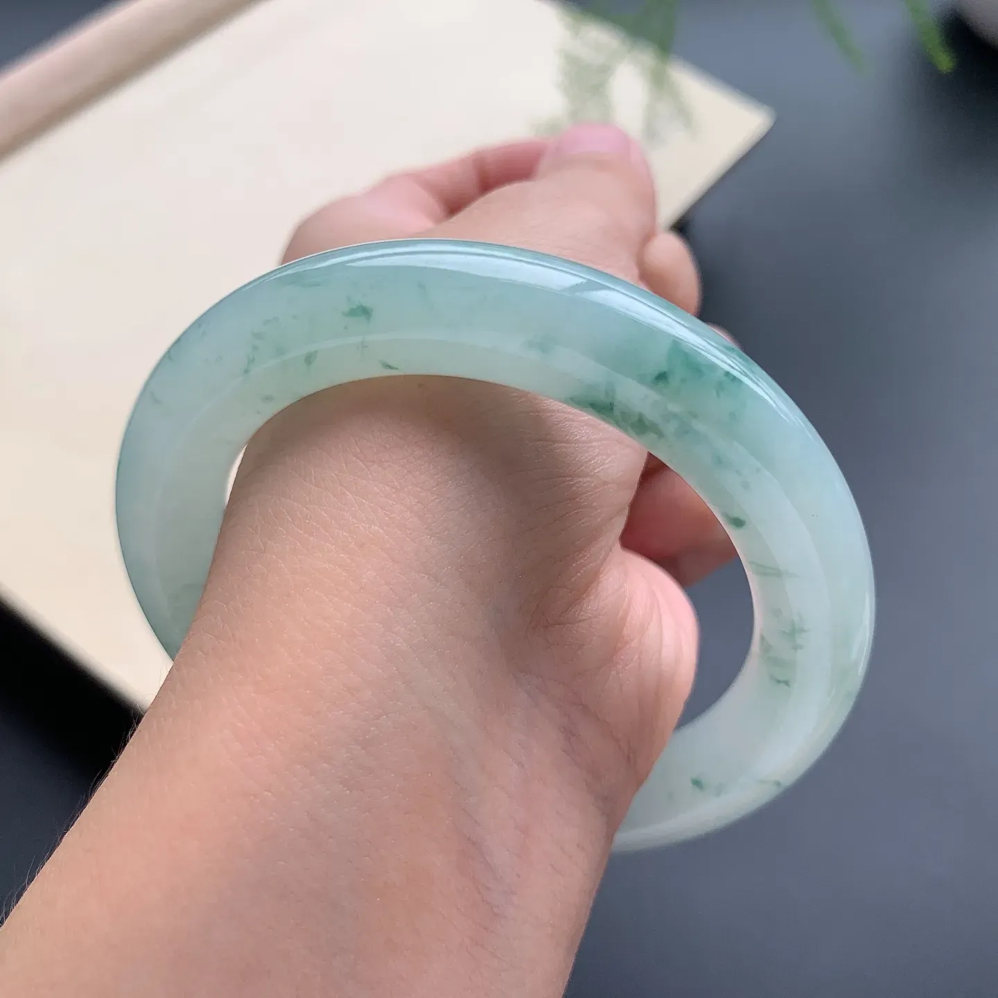 55圈口飘花圆条手镯 尺寸：55-11.8-11，无纹裂，花色飘逸，水润细腻