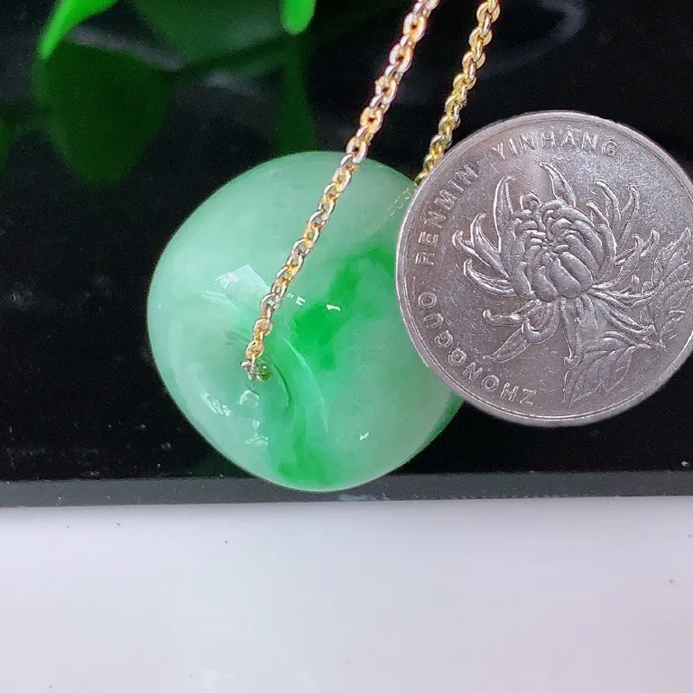 自然光实拍，冰润飘绿翡翠路路通吊坠，寓意时来运转、财源滚滚，款式新颖时尚，日常百搭的款！配图银链#05.23