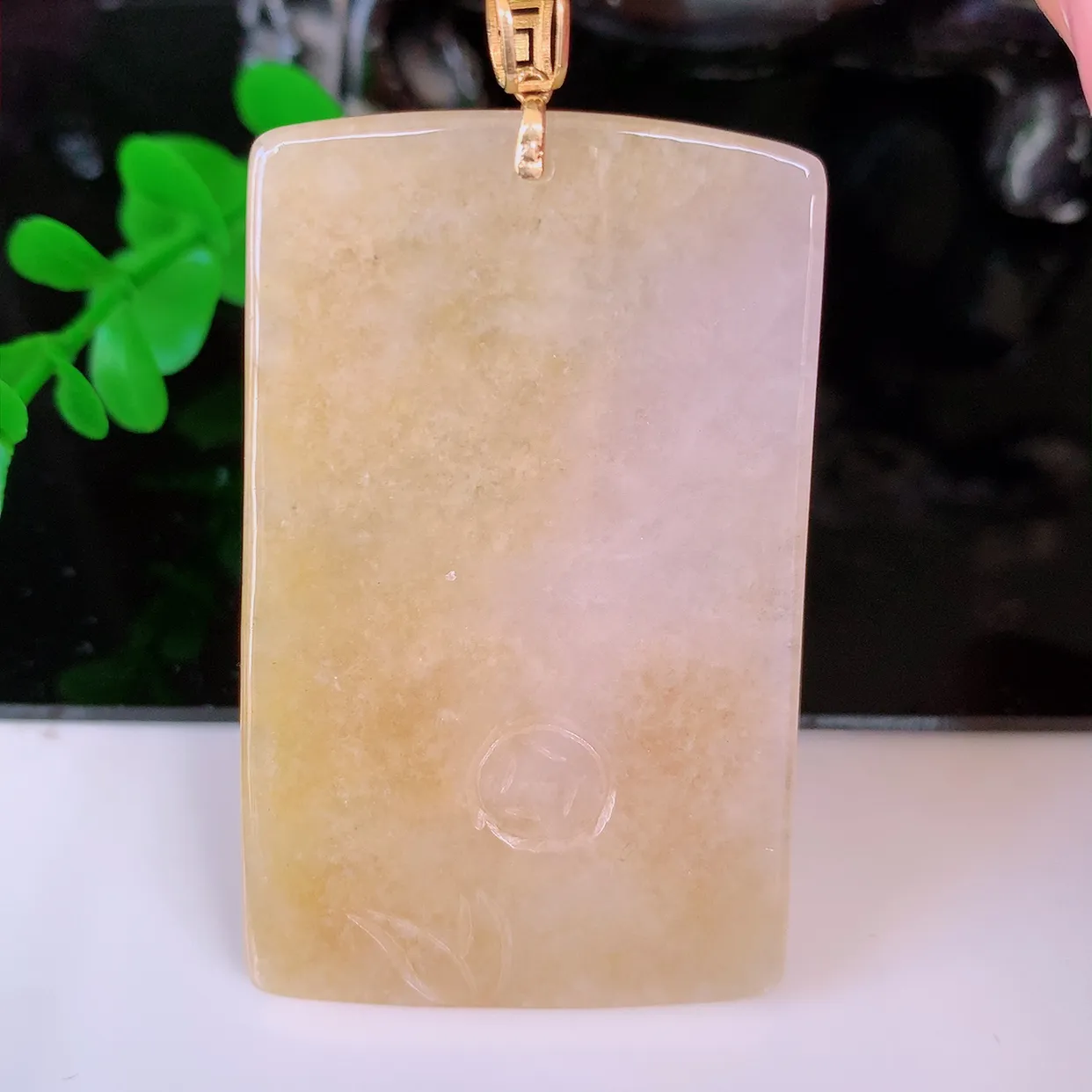 自然光实拍，18K金镶嵌精雕黄翡翡翠龙牌吊坠，龙行天下，雕工立体精湛，翡翠龙牌，种老水足，配戴霸气时尚，值得收藏!#35.23整体61裸石54.5*34.5-8.5