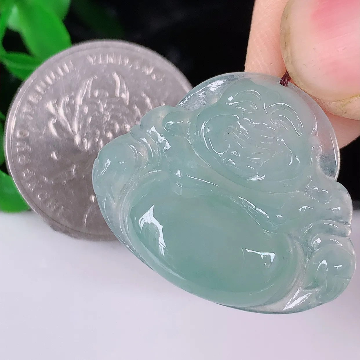 自然光实拍，冰种佛公翡翠吊坠，饱满， 佛公亦保平安，寓意有福（佛公）相伴，品相佳，配戴优雅迷人！#46.23