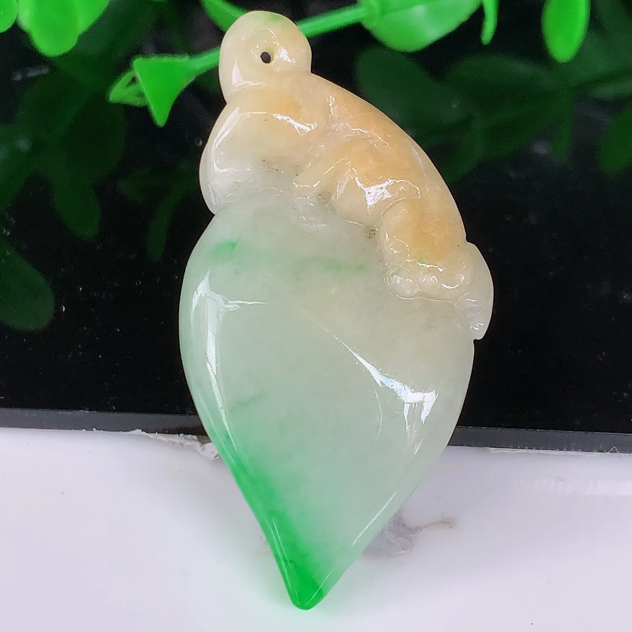 自然光实拍，冰润黄加绿翡翠福瓜吊坠，种老水足，雕工精湛 ，寓意美好，佩戴时尚出众！#05.23