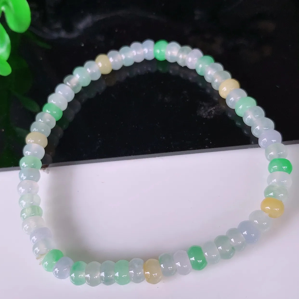 自然光实拍，冰种多彩翡翠手链手串，水润秀气，料子细腻，清爽，高档大气，自戴送礼佳品！#46.23取一尺寸4.8mm
