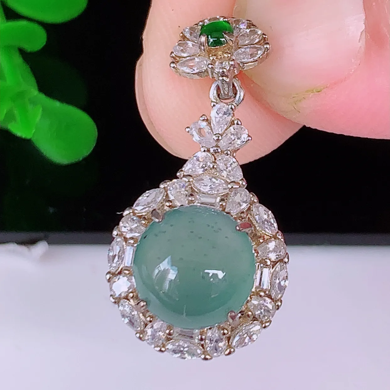 冰透翡翠925银镶嵌吊坠，自然光实拍，翠色灵动，颜色漂亮，品相佳，佩戴佳品！#97.23整体28*13.8*8.6裸石8.5*8.5