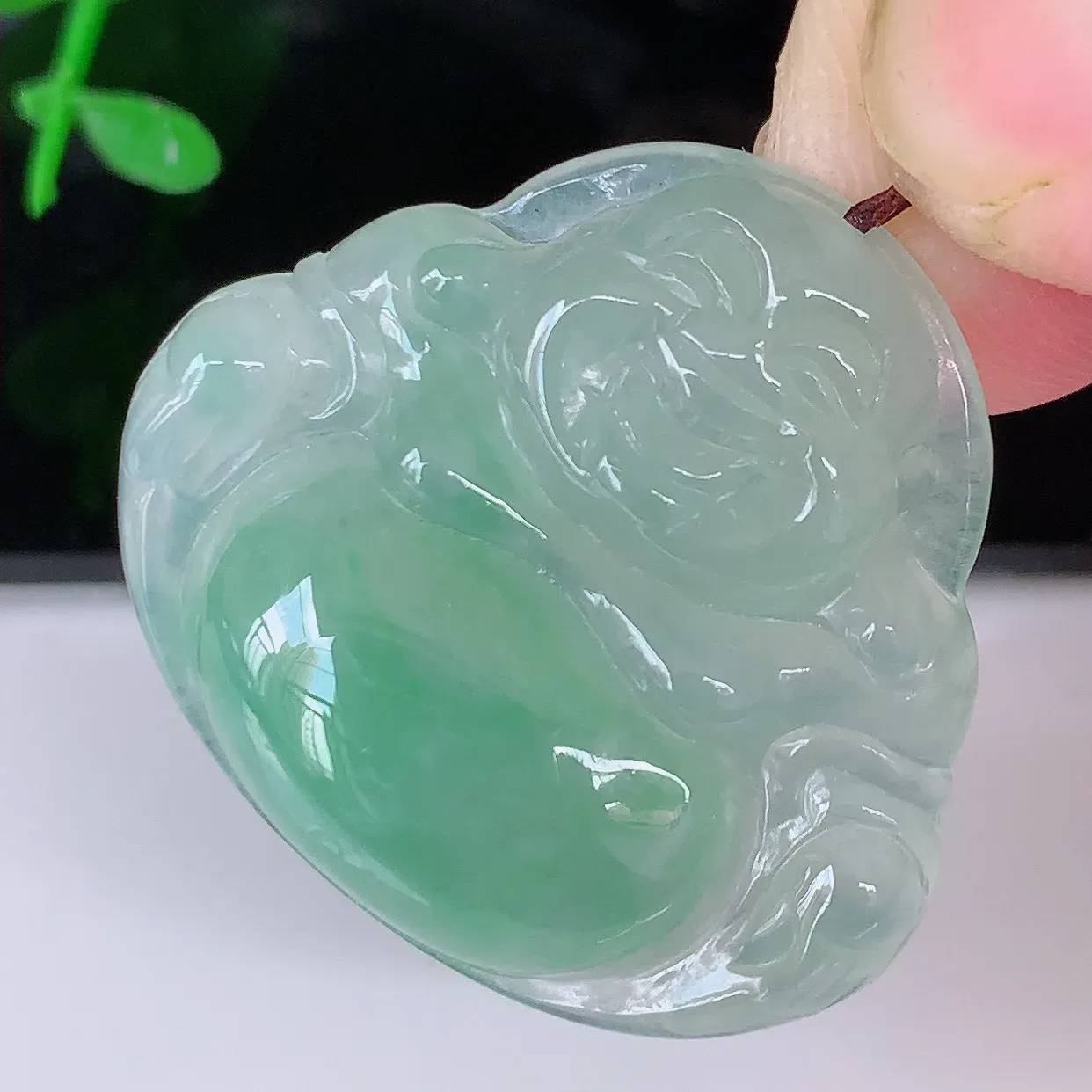 自然光实拍，冰种飘花翡翠佛公吊坠，饱满， 佛公亦保平安，寓意有福（佛公）相伴，配戴优雅迷人！#57.23