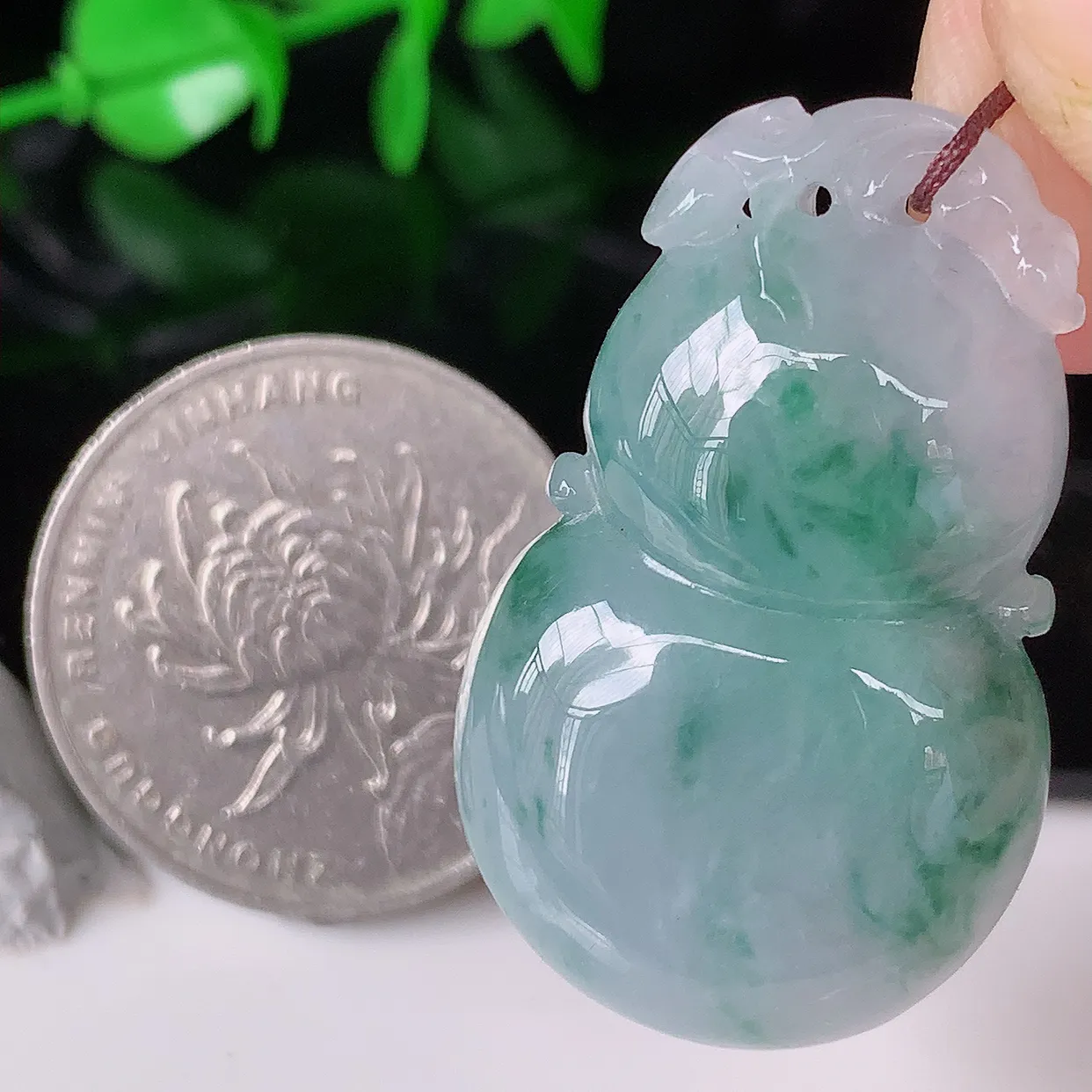 自然光实拍，冰润飘花翡翠葫芦吊坠，葫芦寓意福禄双全，财源滚滚，饱满，清新脱俗，佩戴效果优雅迷人！#57.23