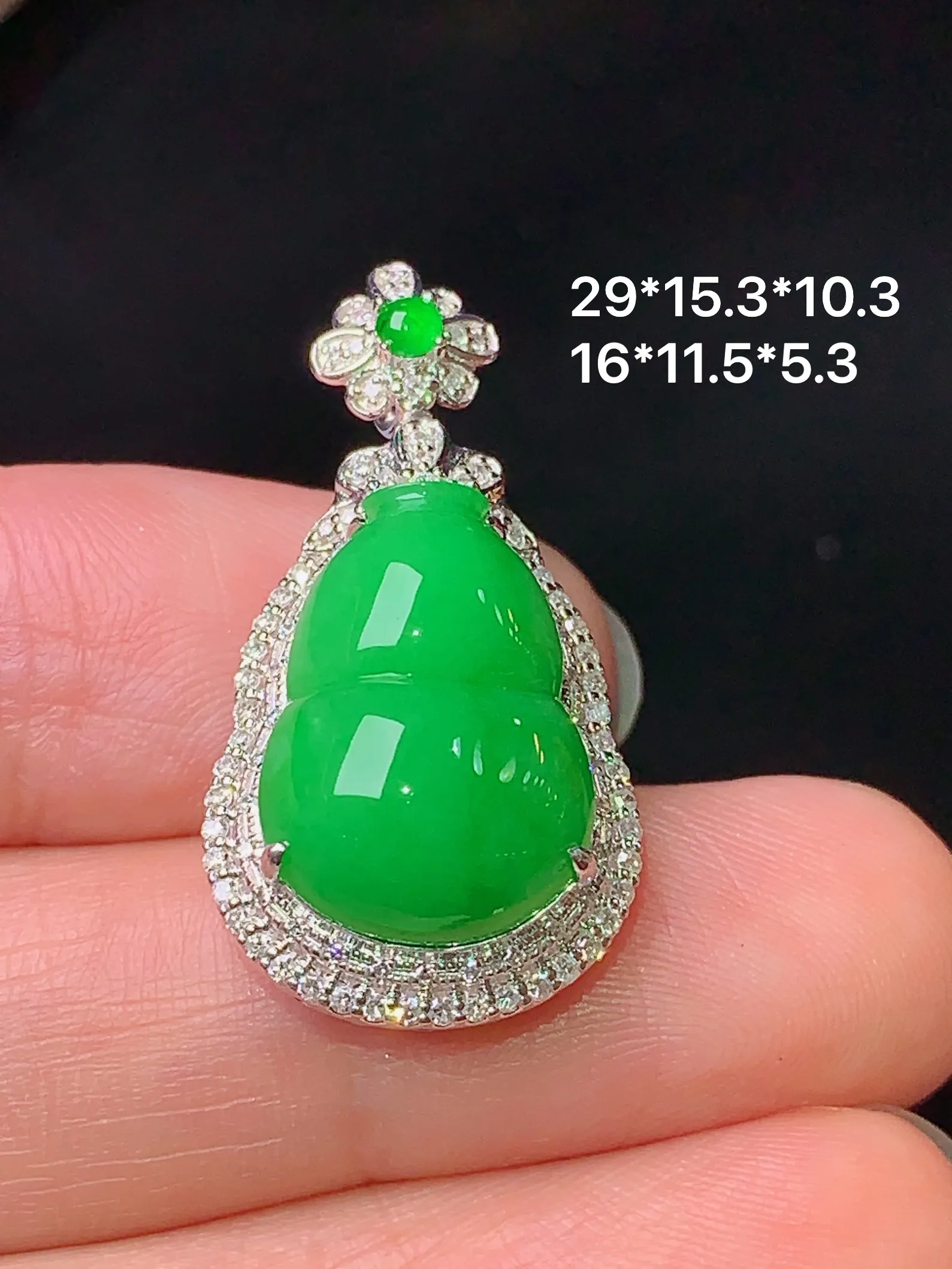 18k金钻镶嵌翠绿葫芦吊坠 玉质细腻 色泽清新艳丽 整体尺寸29*15.3*10.3