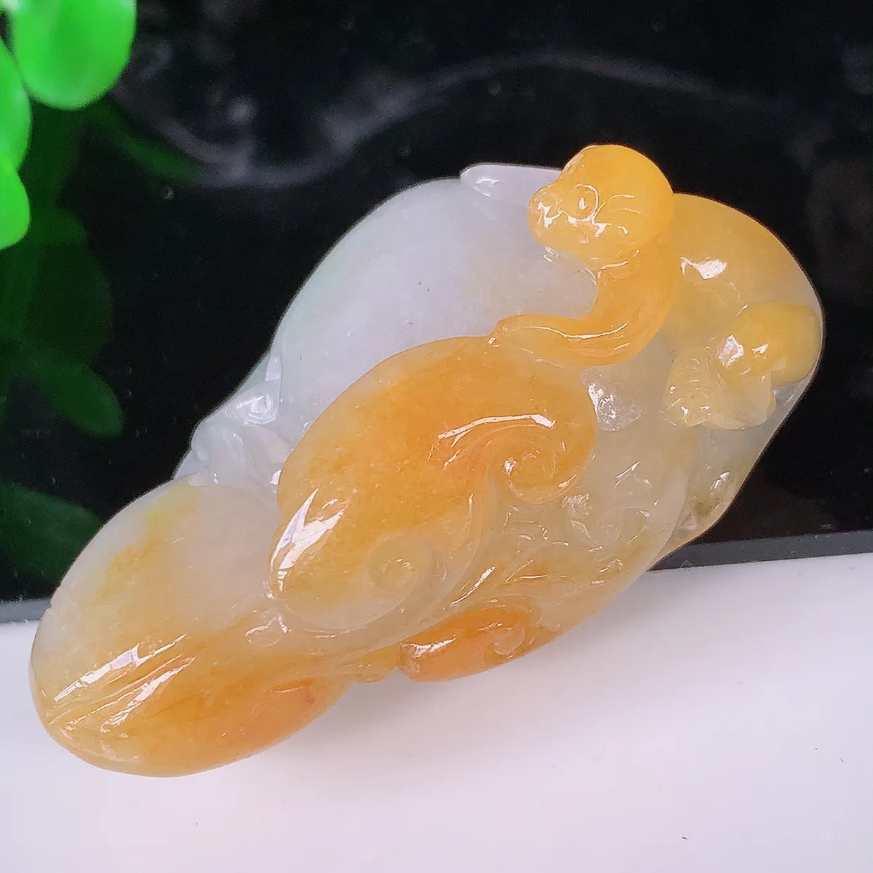 自然光实拍，冰润黄翡双彩翡翠生肖猴子吊坠，种老水足，雕工精湛 ，寓意美好，佩戴时尚出众！#46.23