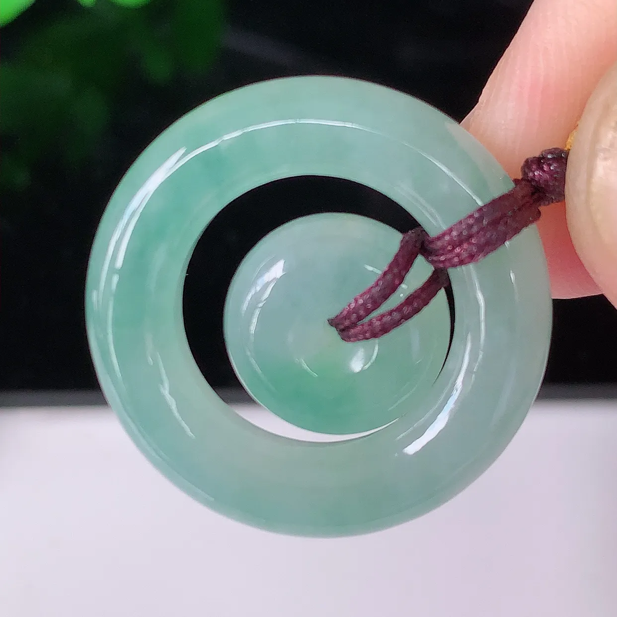 自然光实拍，冰种翡翠平安母子扣吊坠，种老水足，雕工精湛 ，寓意美好，佩戴时尚出众！#57.23