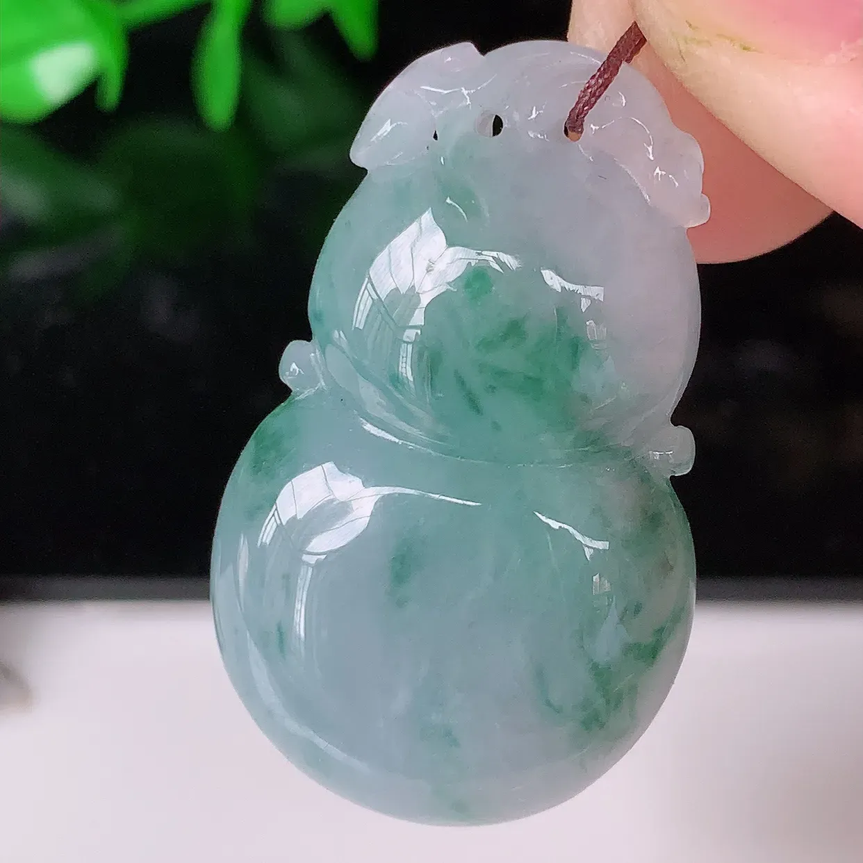 自然光实拍，冰润飘花翡翠葫芦吊坠，葫芦寓意福禄双全，财源滚滚，饱满，清新脱俗，佩戴效果优雅迷人！#57.23