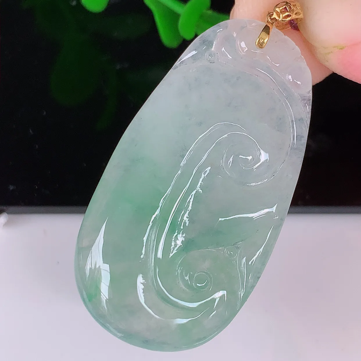 自然光实拍，18K金镶嵌冰种飘绿翡翠如意吊坠，简单的镶嵌设计、让玉坠百搭又精致，寓意着吉祥，事事如意！#41.23整体42.5裸石27.5*20*4.8