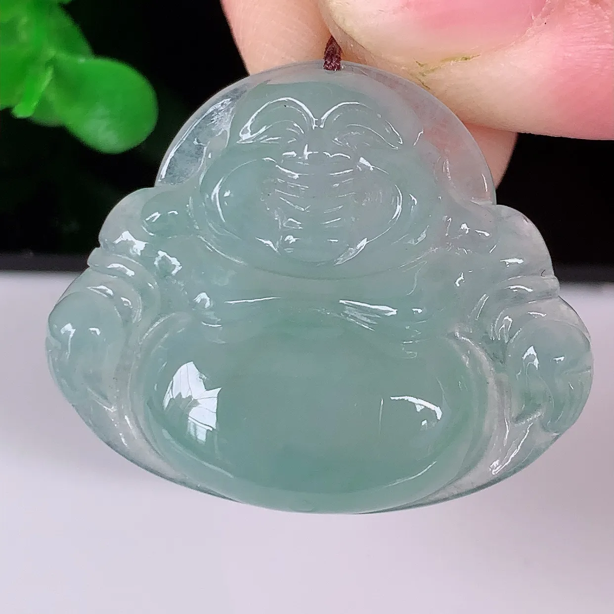 自然光实拍，冰种佛公翡翠吊坠，饱满， 佛公亦保平安，寓意有福（佛公）相伴，品相佳，配戴优雅迷人！#46.23