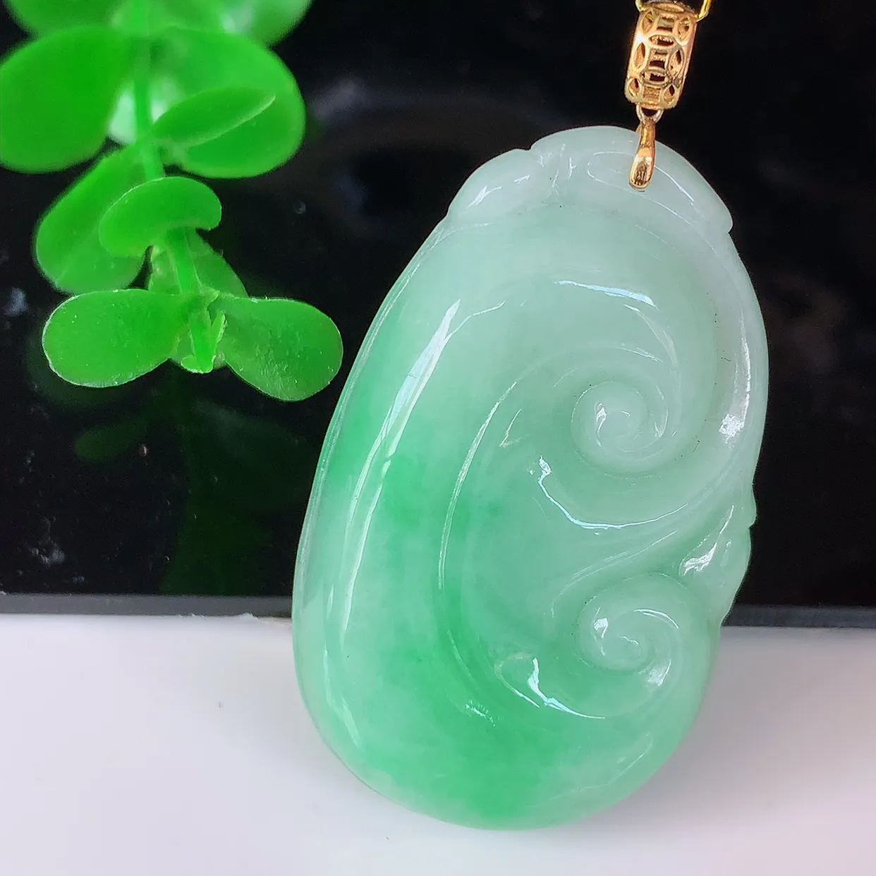 18k金镶嵌冰润飘绿翡翠如意吊坠，款式新颖时尚，日常百搭的款。清秀高雅，佩戴优雅高贵！#35.23