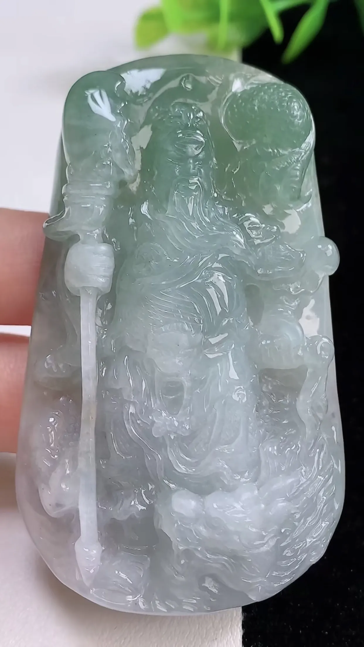缅甸天然翡翠a货 老坑料起胶冰润 飘绿御龙关公吊坠  大件厚装 尺寸73-43-8mm  y 63.08