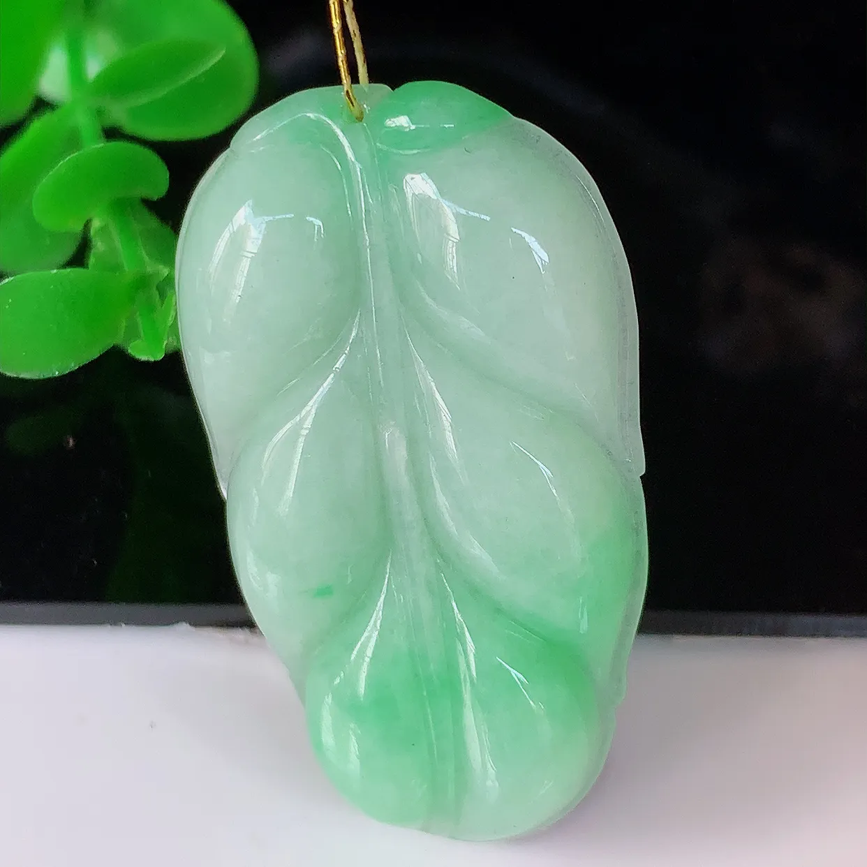 自然光实拍，冰润飘绿翡翠事业有成叶子吊坠，莹润且起胶，叶子清秀优雅，佩戴大业有成！#35.23