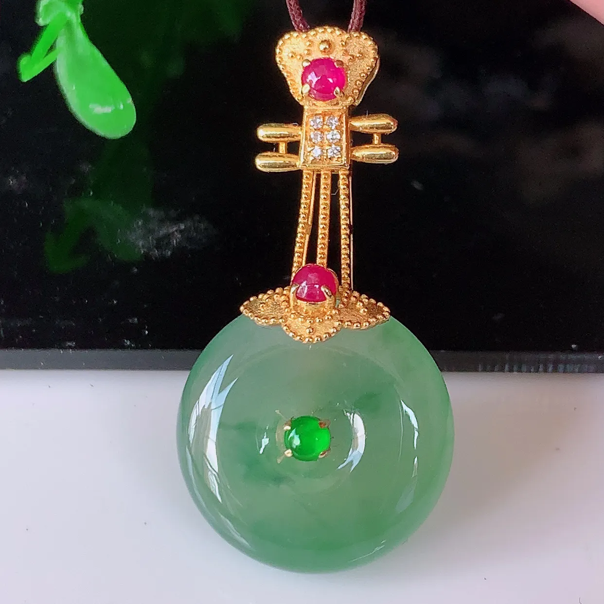 自然光实拍，18K金镶冰种飘花翡翠平安扣吊坠，翡翠平安扣，冰润光泽，寓意平平安安，平安扣佩戴时尚漂亮！#1.23整体31*15.8*7裸石15.8*15.8
