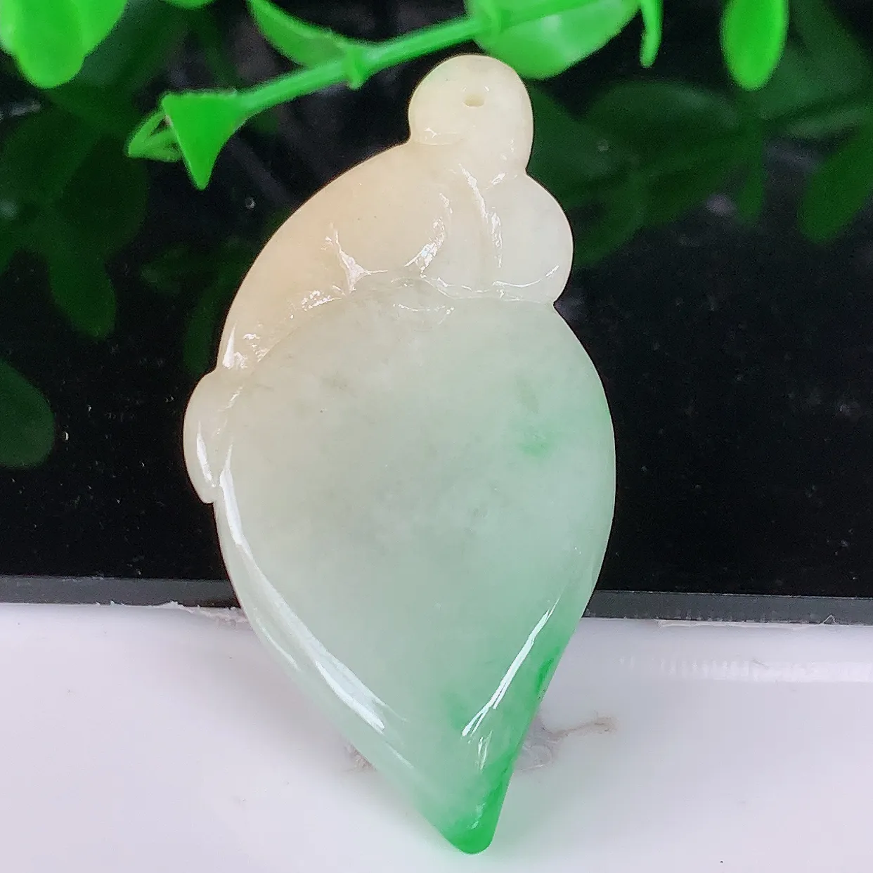 自然光实拍，冰润黄加绿翡翠福瓜吊坠，种老水足，雕工精湛 ，寓意美好，佩戴时尚出众！#05.23