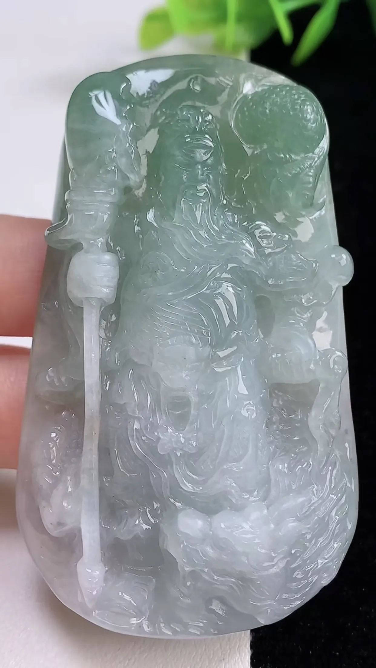 缅甸天然翡翠a货 老坑料起胶冰润 飘绿御龙关公吊坠  大件厚装 尺寸73-43-8mm  y 63.08