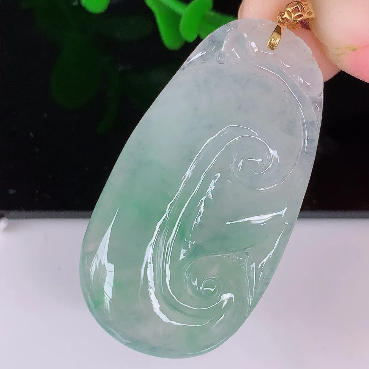 自然光实拍，18K金镶嵌冰种飘绿翡翠如意吊坠，简单的镶嵌设计、让玉坠百搭又精致，寓意着吉祥，事事如意