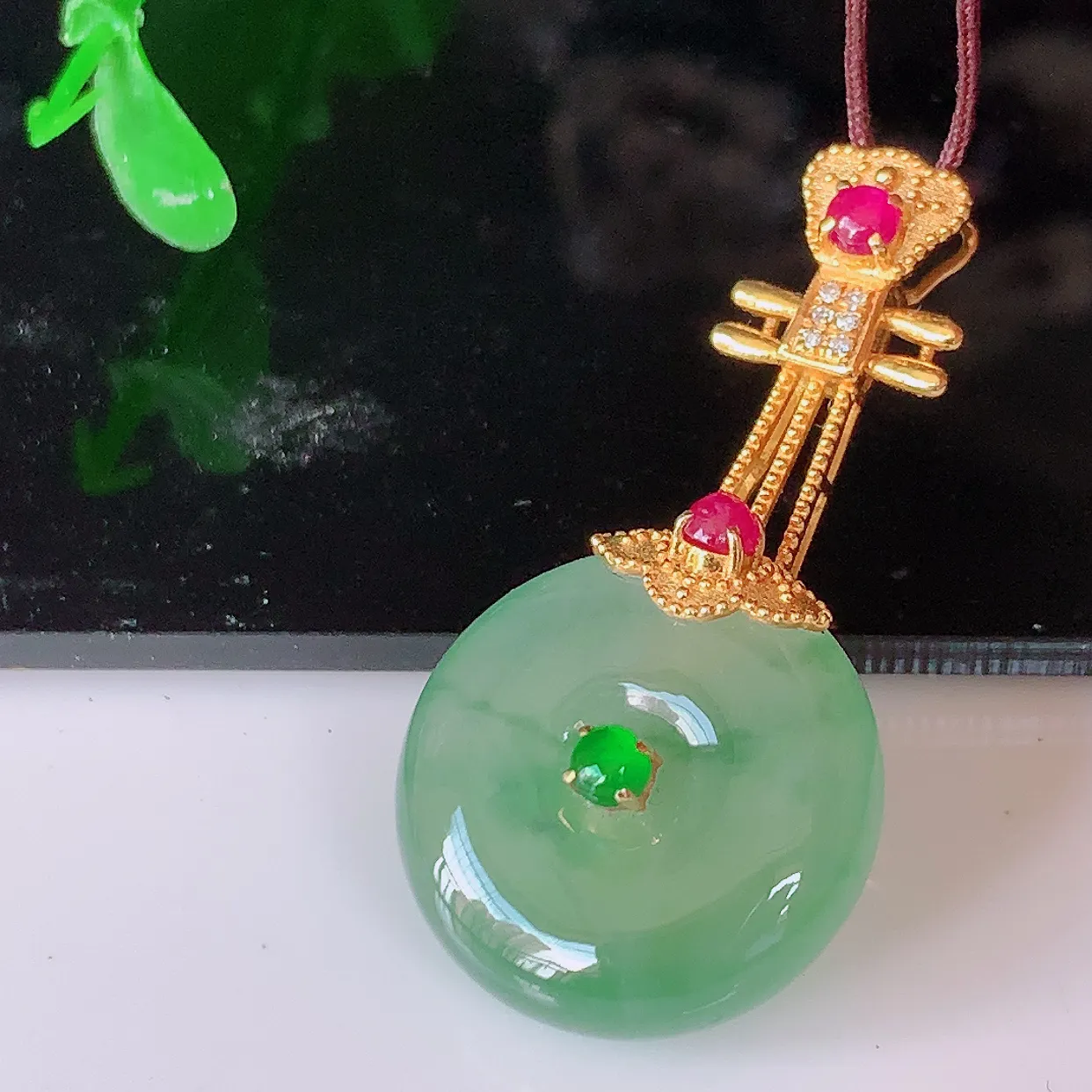 自然光实拍，18K金镶冰种飘花翡翠平安扣吊坠，翡翠平安扣，冰润光泽，寓意平平安安，平安扣佩戴时尚漂亮