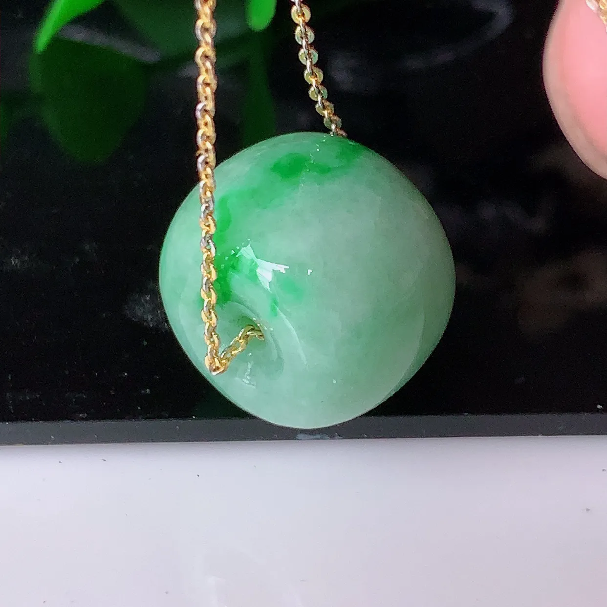 自然光实拍，冰润飘绿翡翠路路通吊坠，寓意时来运转、财源滚滚，款式新颖时尚，日常百搭的款！配图银链#05.23