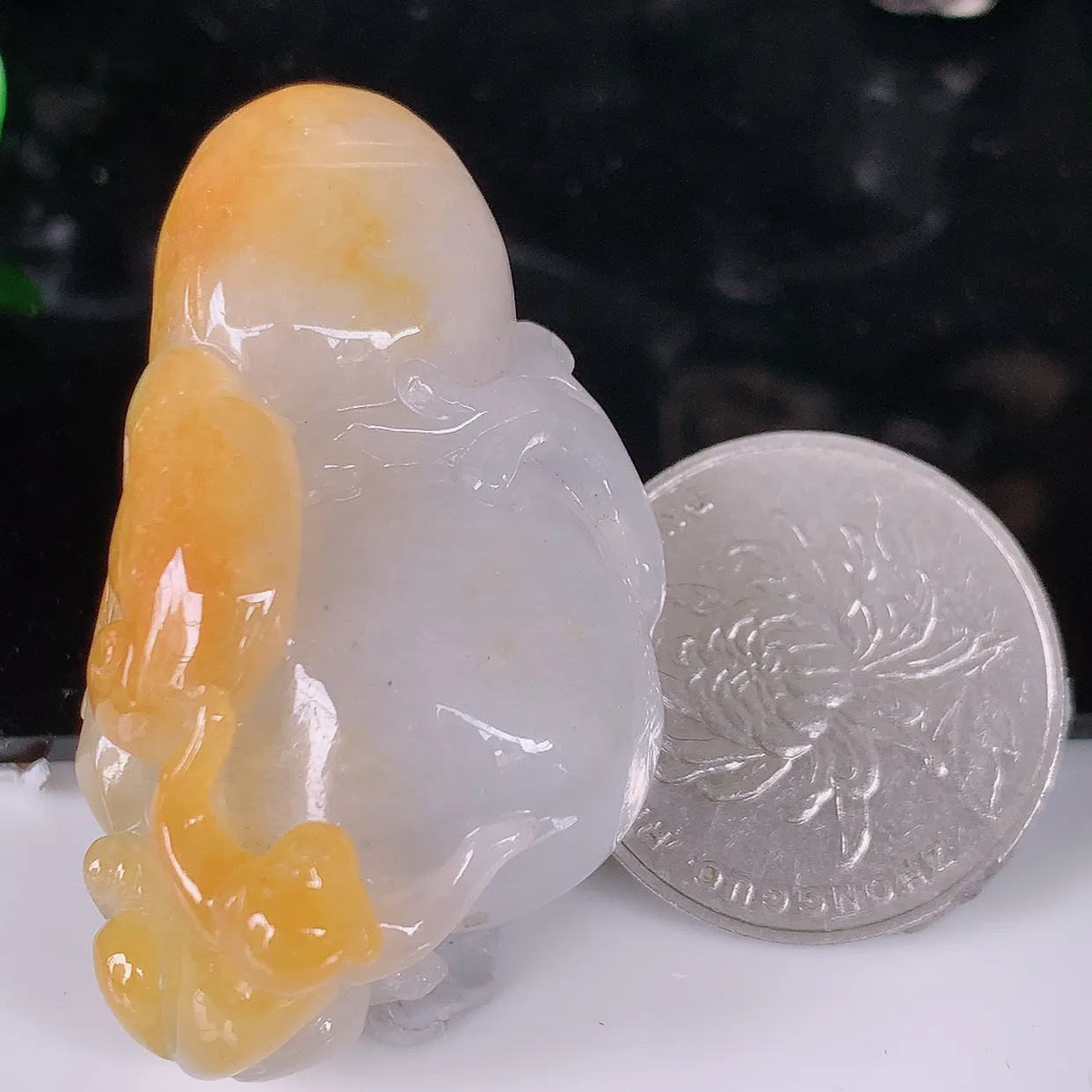 自然光实拍，冰润黄翡双彩翡翠生肖猴子吊坠，种老水足，雕工精湛 ，寓意美好，佩戴时尚出众！#46.23