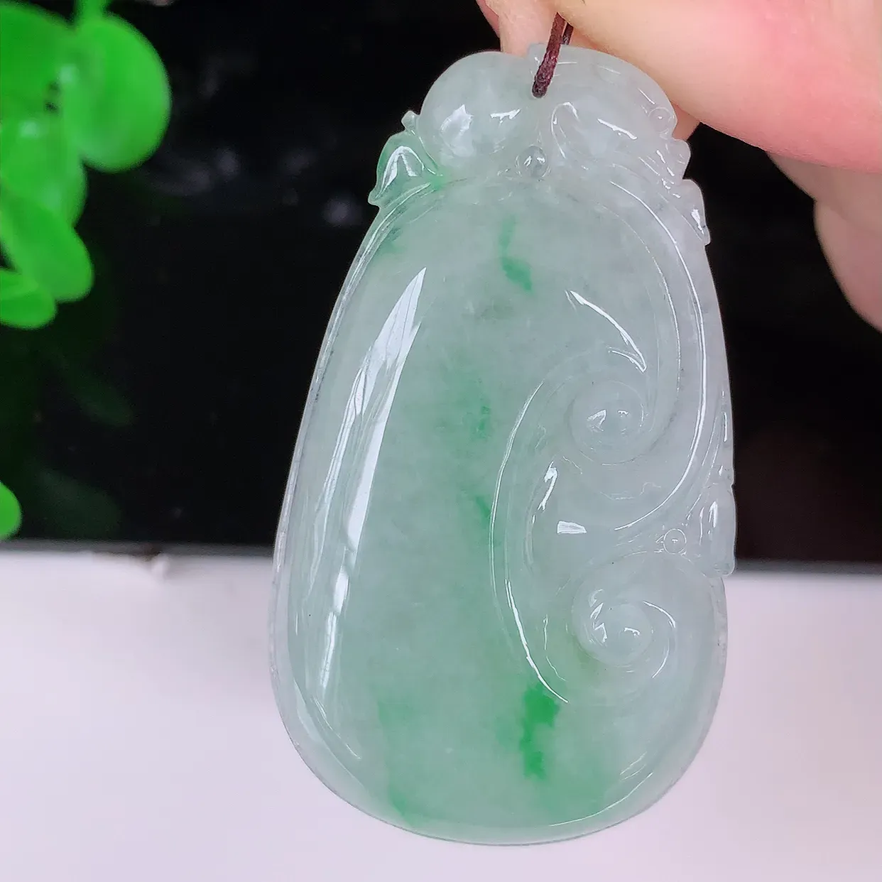 自然光实拍，冰飘绿翡翠如意吊坠，冰透，翠色灵动，饱满，万事如意，如意一生，配戴精美！#41.23