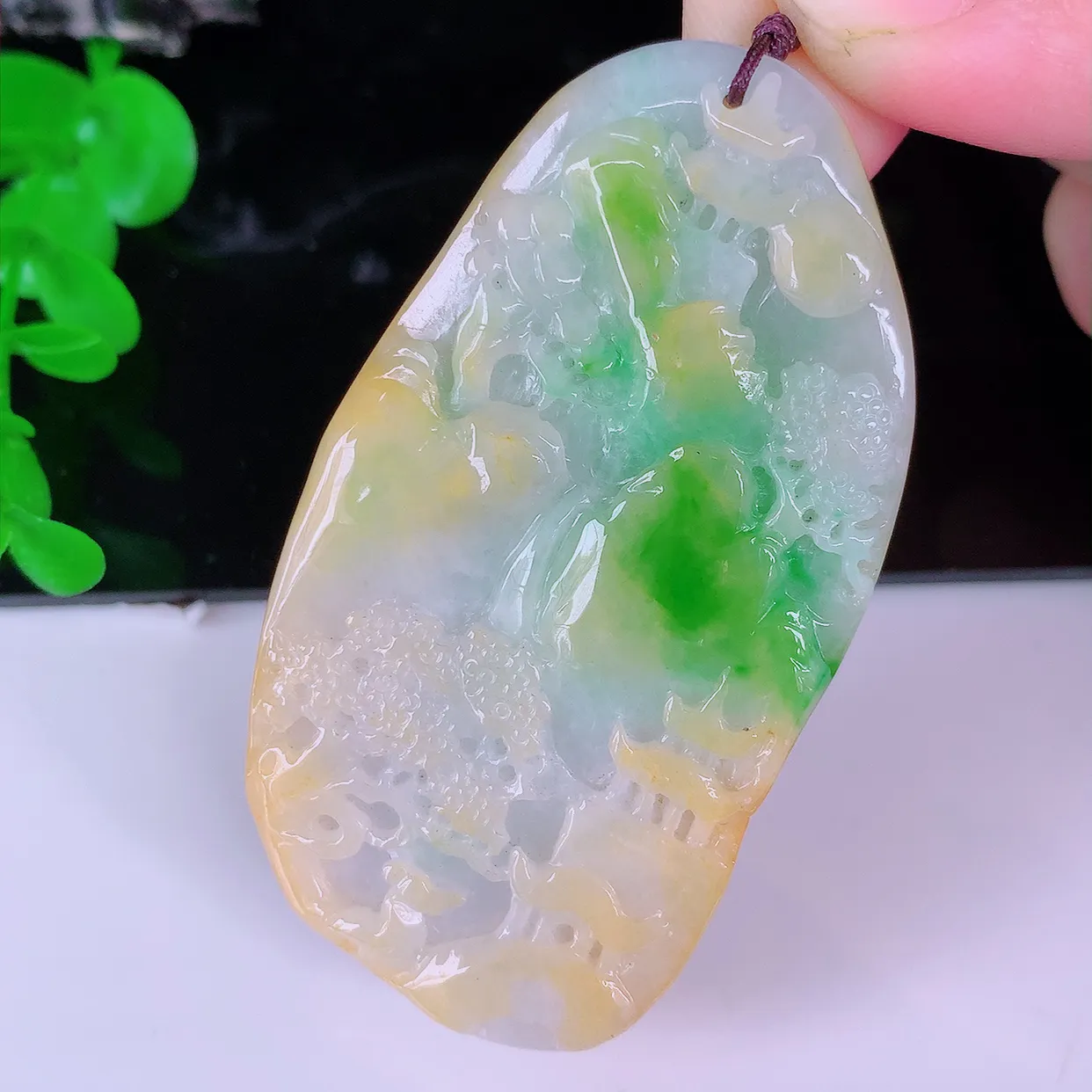 自然光实拍，冰润黄加绿翡翠山水牌吊坠，翡翠山水，立体生动形象，山水素材布局合理，意境感佳，佩戴上身效