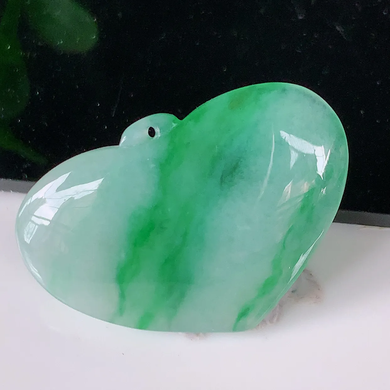 自然光实拍，水润飘绿翡翠爱心吊坠，翠色灵动，玉质细腻，颜色漂亮，品相佳，佩戴佳品！#57.23