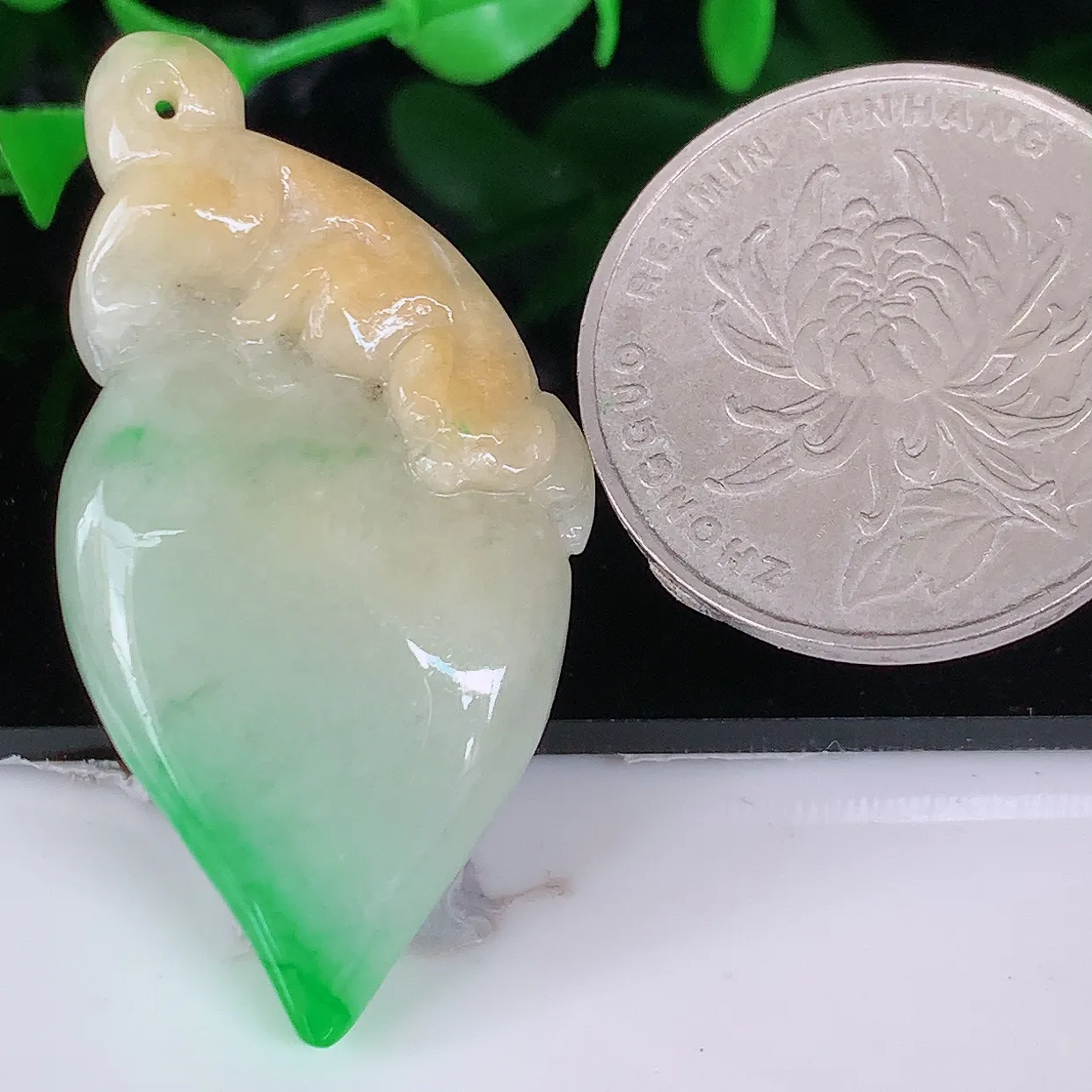 自然光实拍，冰润黄加绿翡翠福瓜吊坠，种老水足，雕工精湛 ，寓意美好，佩戴时尚出众！#05.23