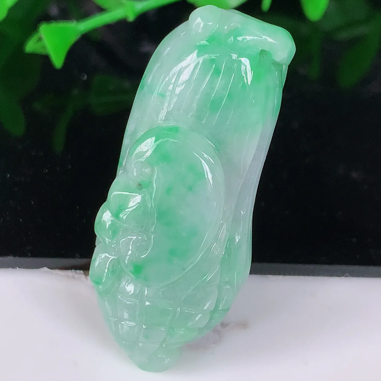 自然光实拍，冰润飘绿翡翠多子多福玉米吊坠，种老水足，雕工精湛 ，寓意美好，佩戴时尚出众！#05.23