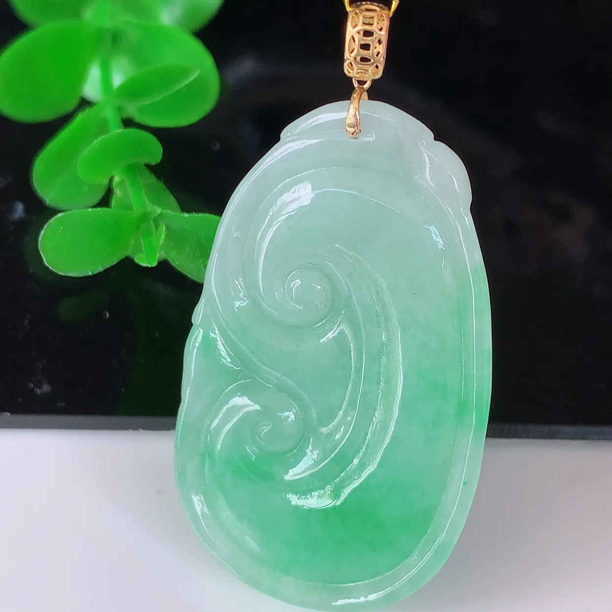 18k金镶嵌冰润飘绿翡翠如意吊坠，款式新颖时尚，日常百搭的款。清秀高雅，佩戴优雅高贵！#35.23