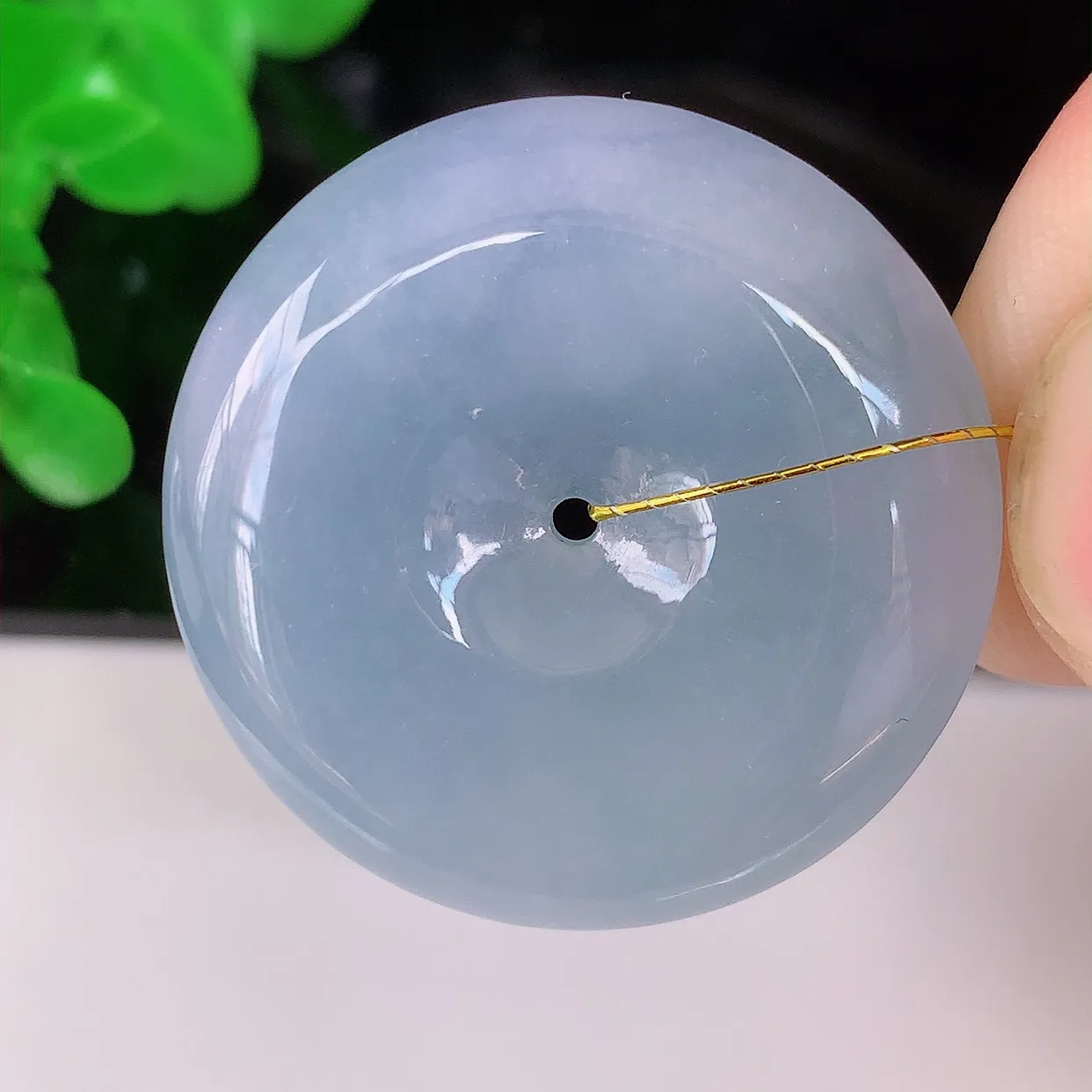 自然光实拍，水润紫罗兰翡翠平安扣吊坠，翡翠平安扣，品相佳，美感十足，寓意平平安安，平安扣佩戴精美时尚！#35.23