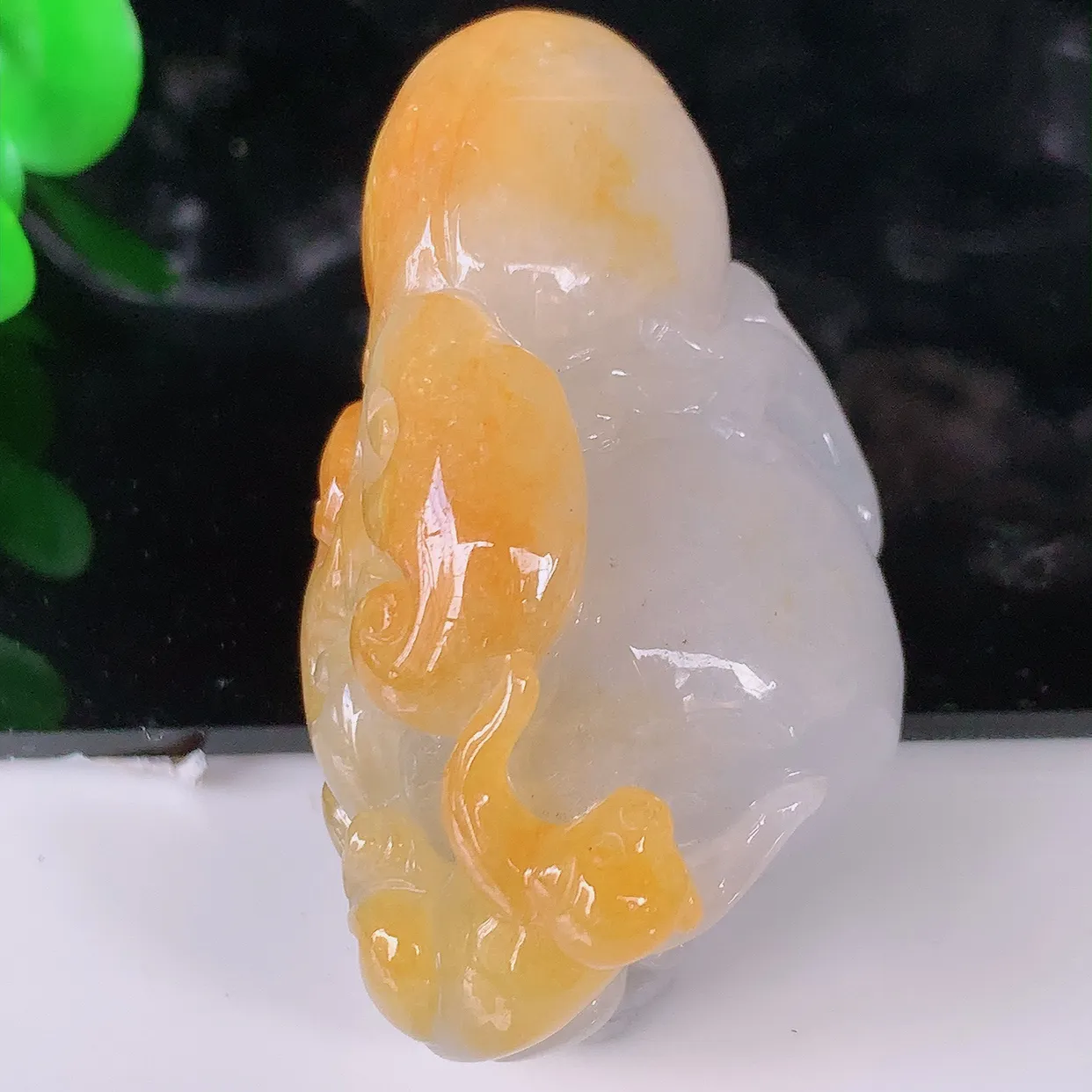 自然光实拍，冰润黄翡双彩翡翠生肖猴子吊坠，种老水足，雕工精湛 ，寓意美好，佩戴时尚出众！#46.23