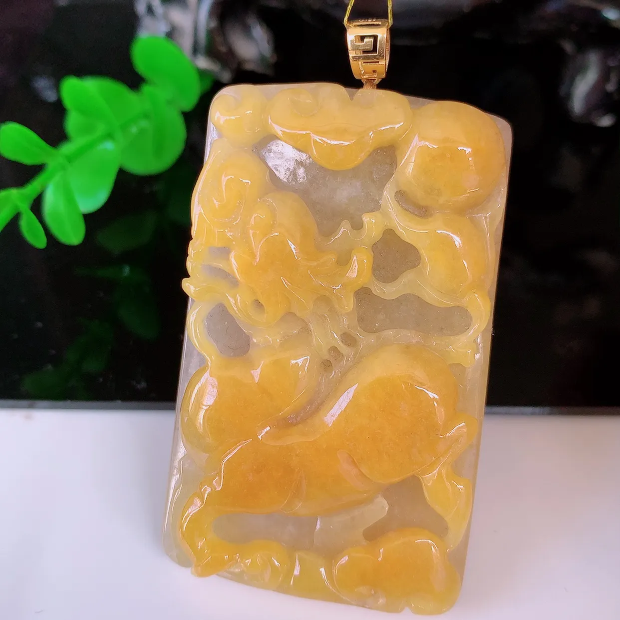 自然光实拍，18K金镶嵌精雕黄翡翡翠龙牌吊坠，龙行天下，雕工立体精湛，翡翠龙牌，种老水足，配戴霸气时