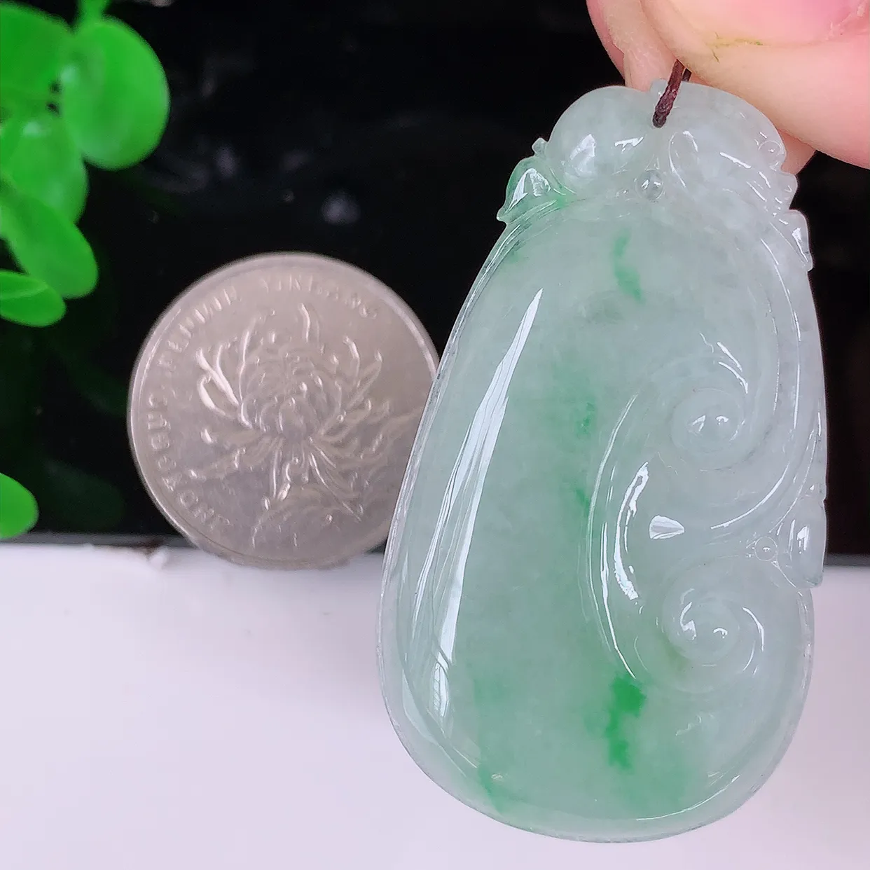 自然光实拍，冰飘绿翡翠如意吊坠，冰透，翠色灵动，饱满，万事如意，如意一生，配戴精美！#41.23