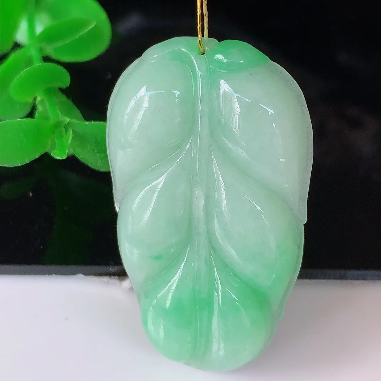 自然光实拍，冰润飘绿翡翠事业有成叶子吊坠，莹润且起胶，叶子清秀优雅，佩戴大业有成！#35.23